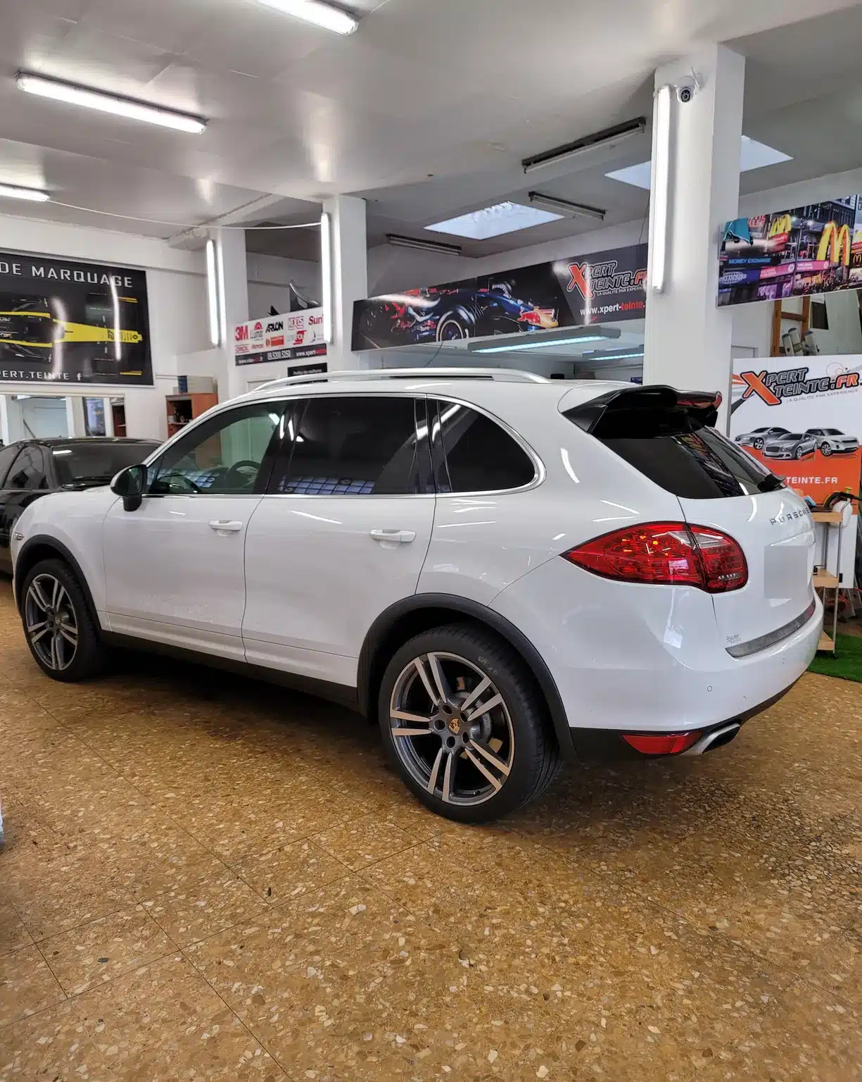 Porsche Cayenne à Toulon – vue arrière Cayenne de deuxième génération blanc, vue arrière chez Xpert Teinte à Toulon.