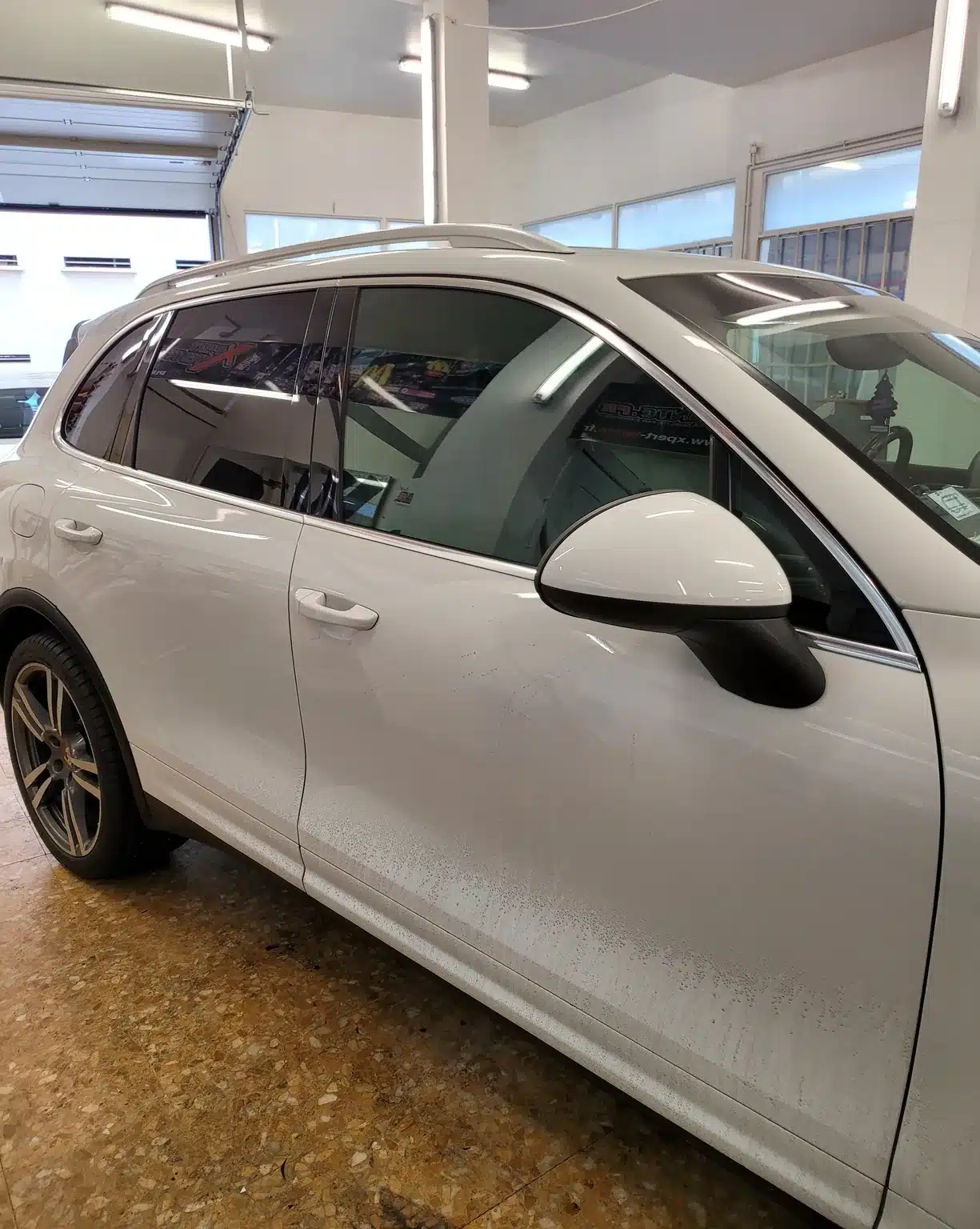 Porsche Cayenne à Toulon – détail des portes et des vitres latérales Cayenne blanc, détail des portes et des vitres latérales chez Xpert Teinte à Toulon.