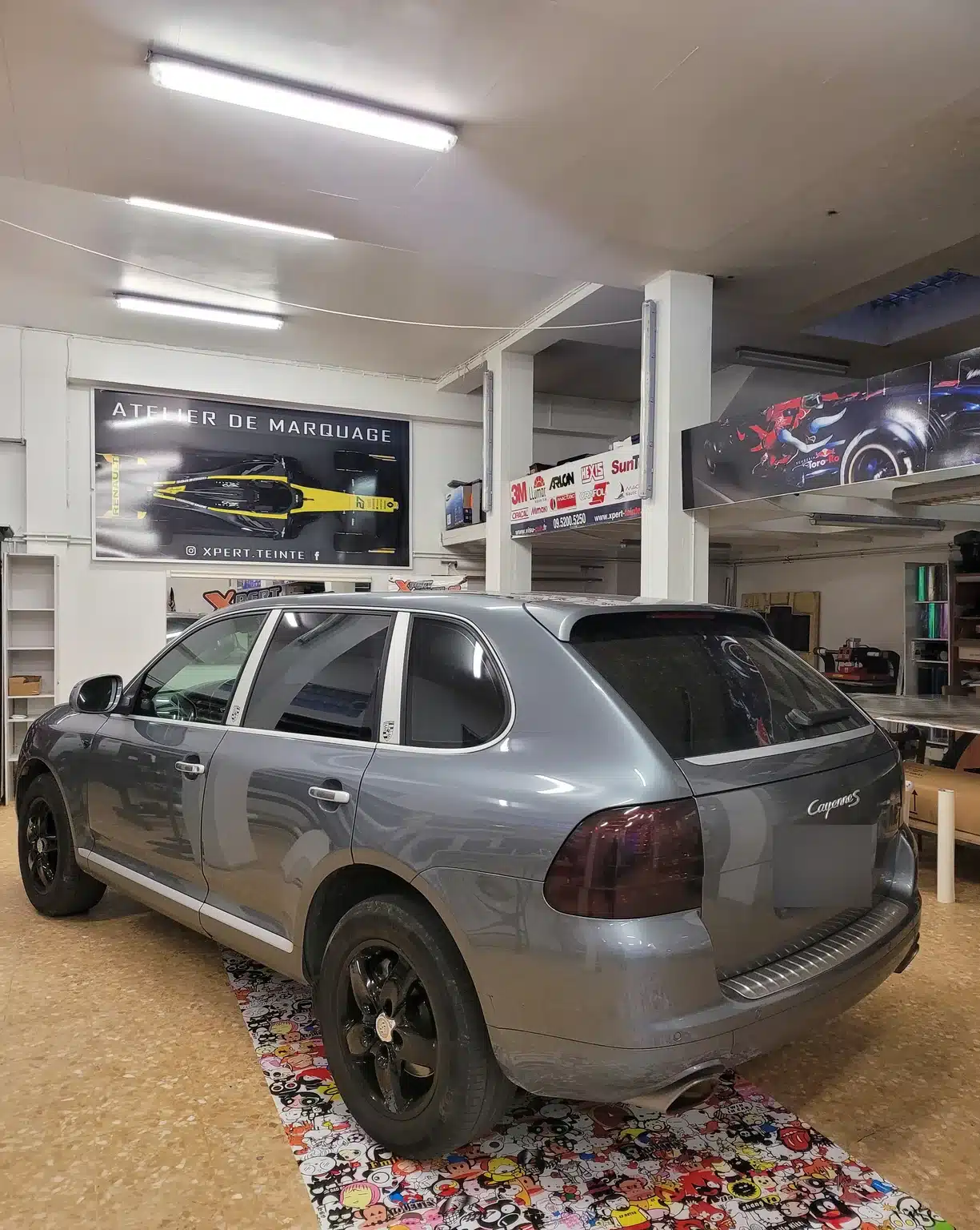 Porsche Cayenne à Toulon – vue de trois quarts arrière Cayenne de première génération gris, vue de trois quarts arrière chez Xpert Teinte à Toulon.