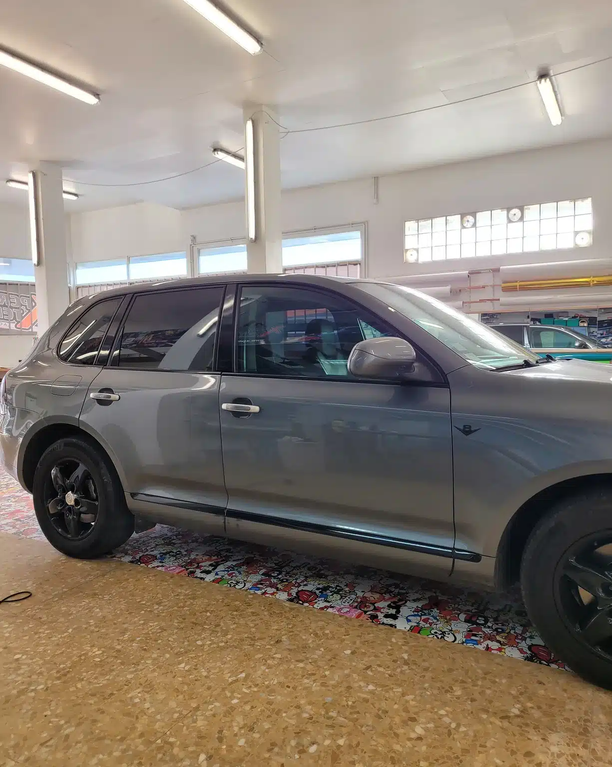 Porsche Cayenne à Toulon – vue latérale des vitrages Cayenne gris, vue latérale des vitrages chez Xpert Teinte à Toulon.