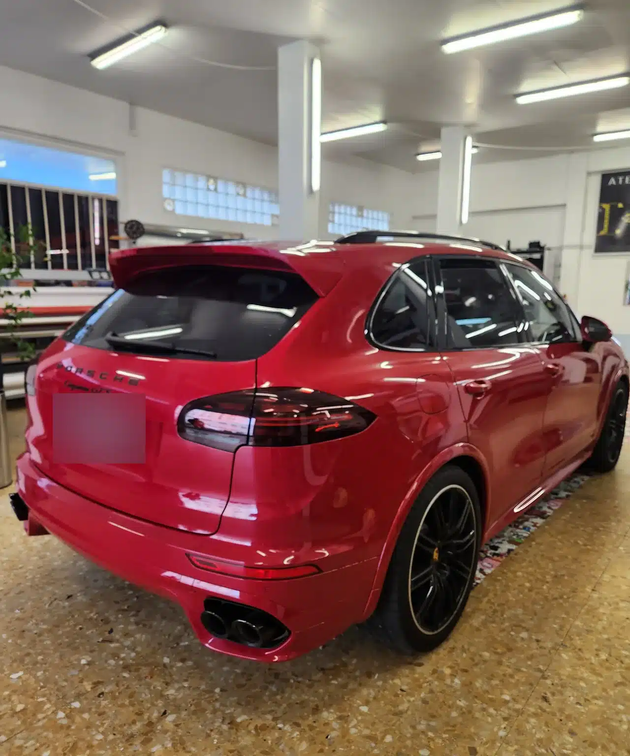 Porsche Cayenne à Toulon – vue arrière Cayenne de deuxième génération rouge, vue arrière chez Xpert Teinte à Toulon.