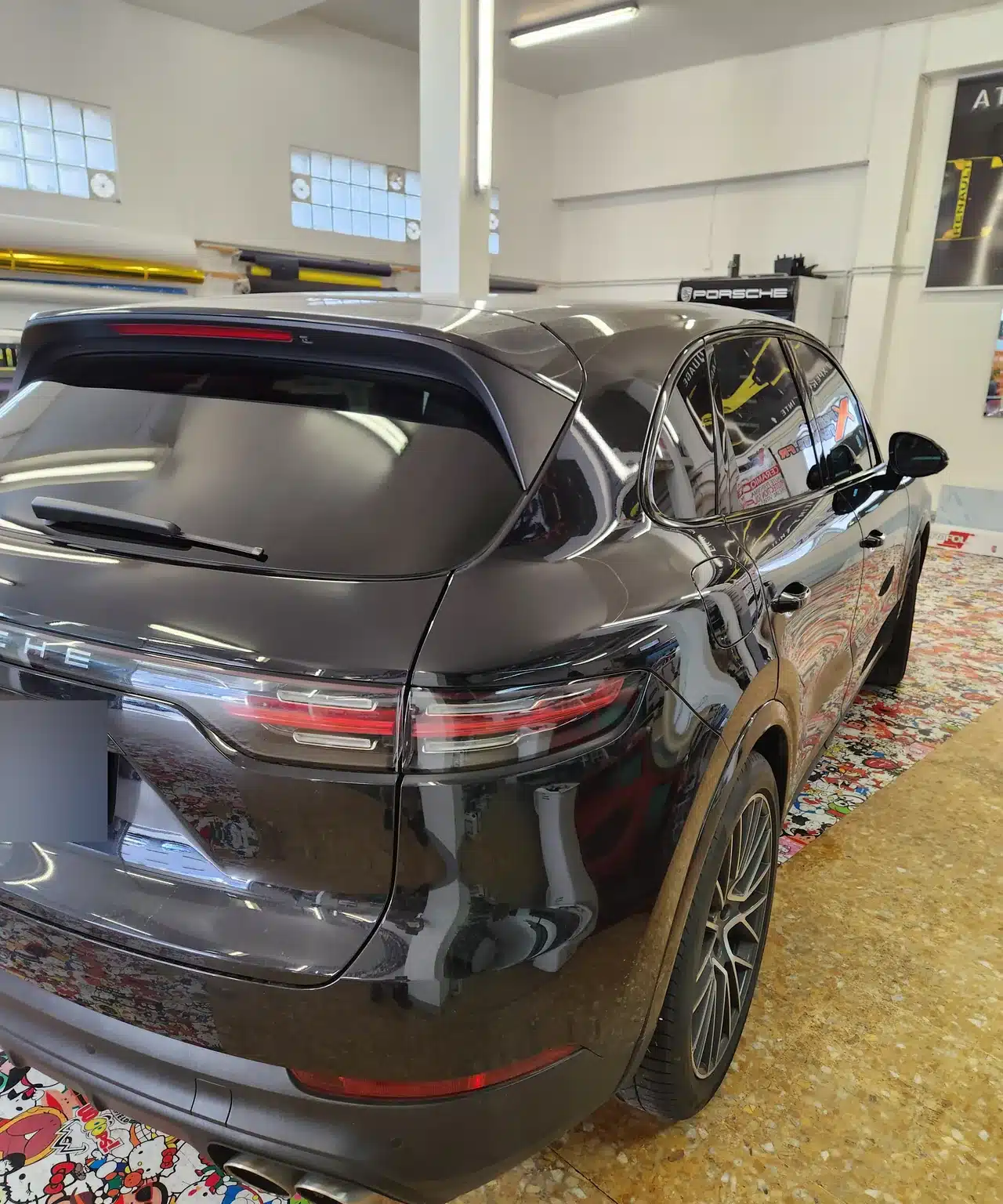 Porsche Cayenne à Toulon – lunette et custodes Cayenne de troisième génération noir, lunette et custodes chez Xpert Teinte à Toulon.