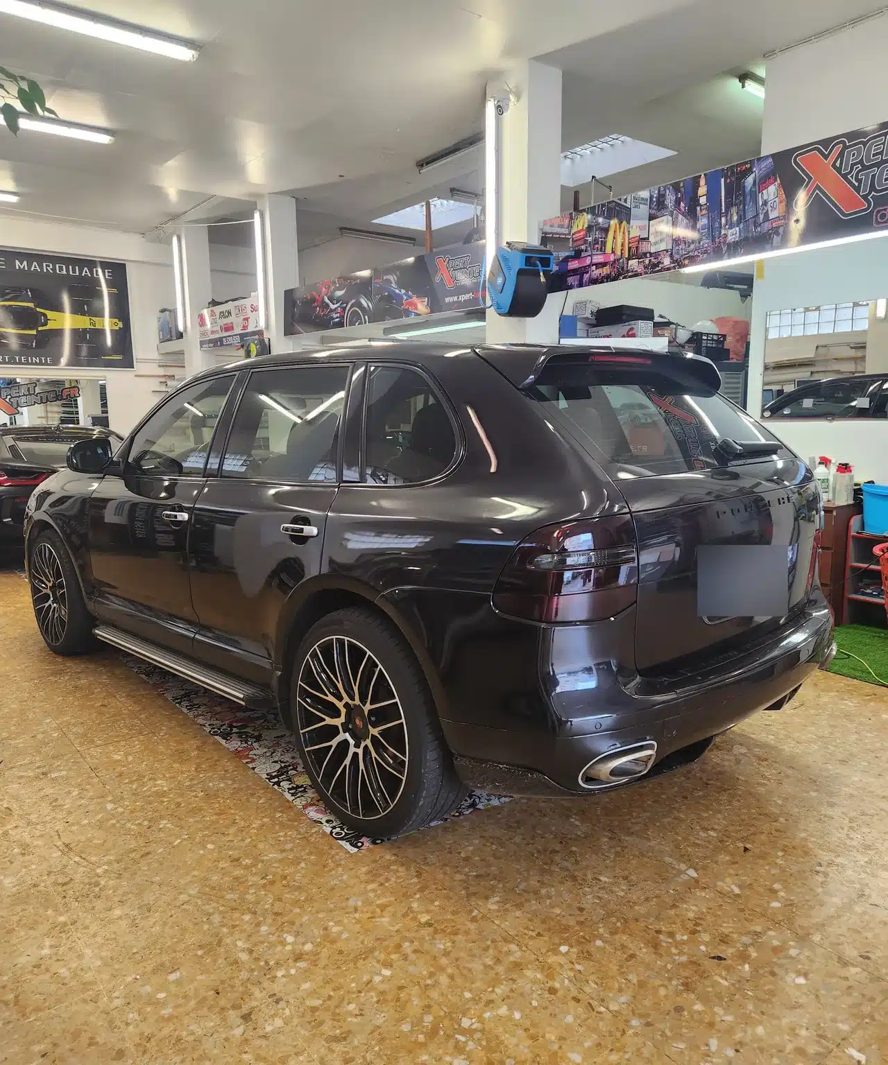 Porsche Cayenne à Toulon – vue de trois quarts avec feux assombris Cayenne 957 noir, vue de trois quarts avec feux assombris chez Xpert Teinte à Toulon.