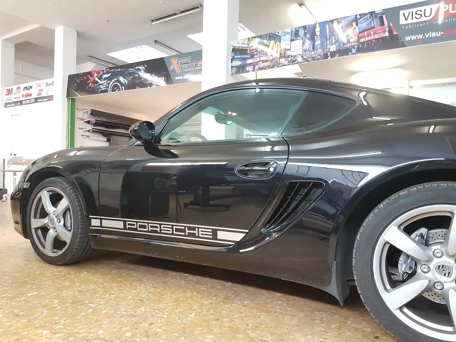 Porsche Cayman à Toulon – profil du coupé et vitres latérales Cayman 981 noir, profil du coupé et vitres latérales chez Xpert Teinte à Toulon.