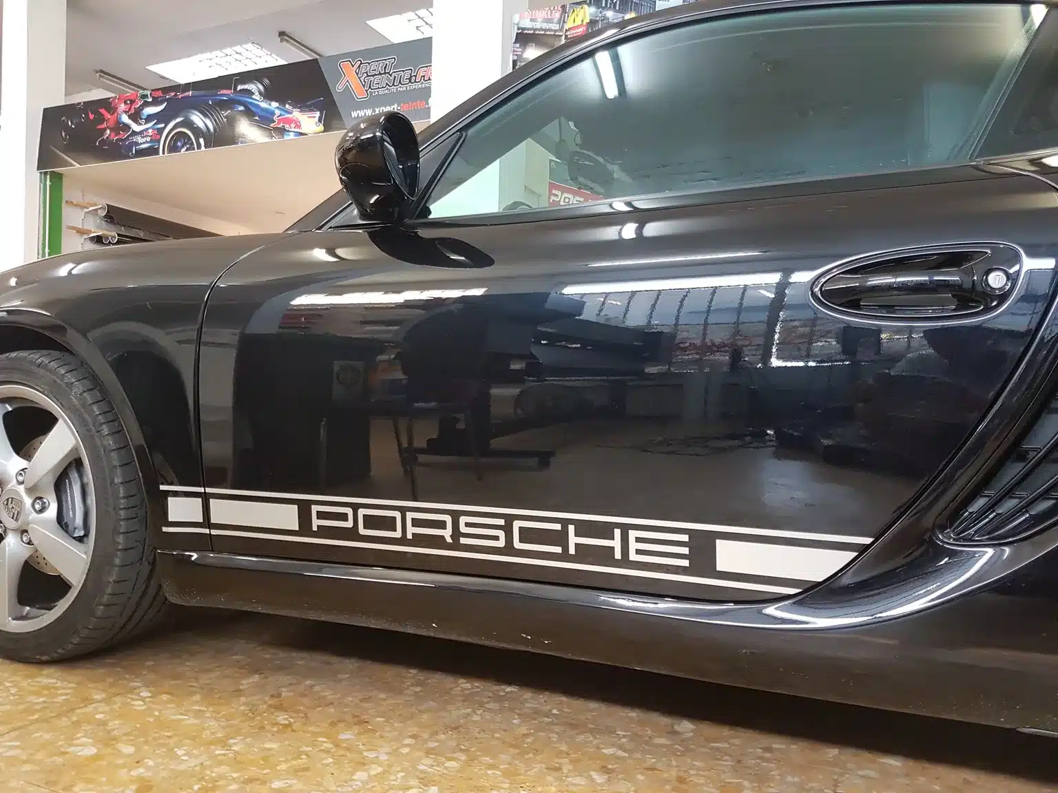 Porsche Cayman à Toulon – détail de la porte et de la vitre latérale Cayman 981 noir, détail de la porte et de la vitre latérale chez Xpert Teinte à Toulon.