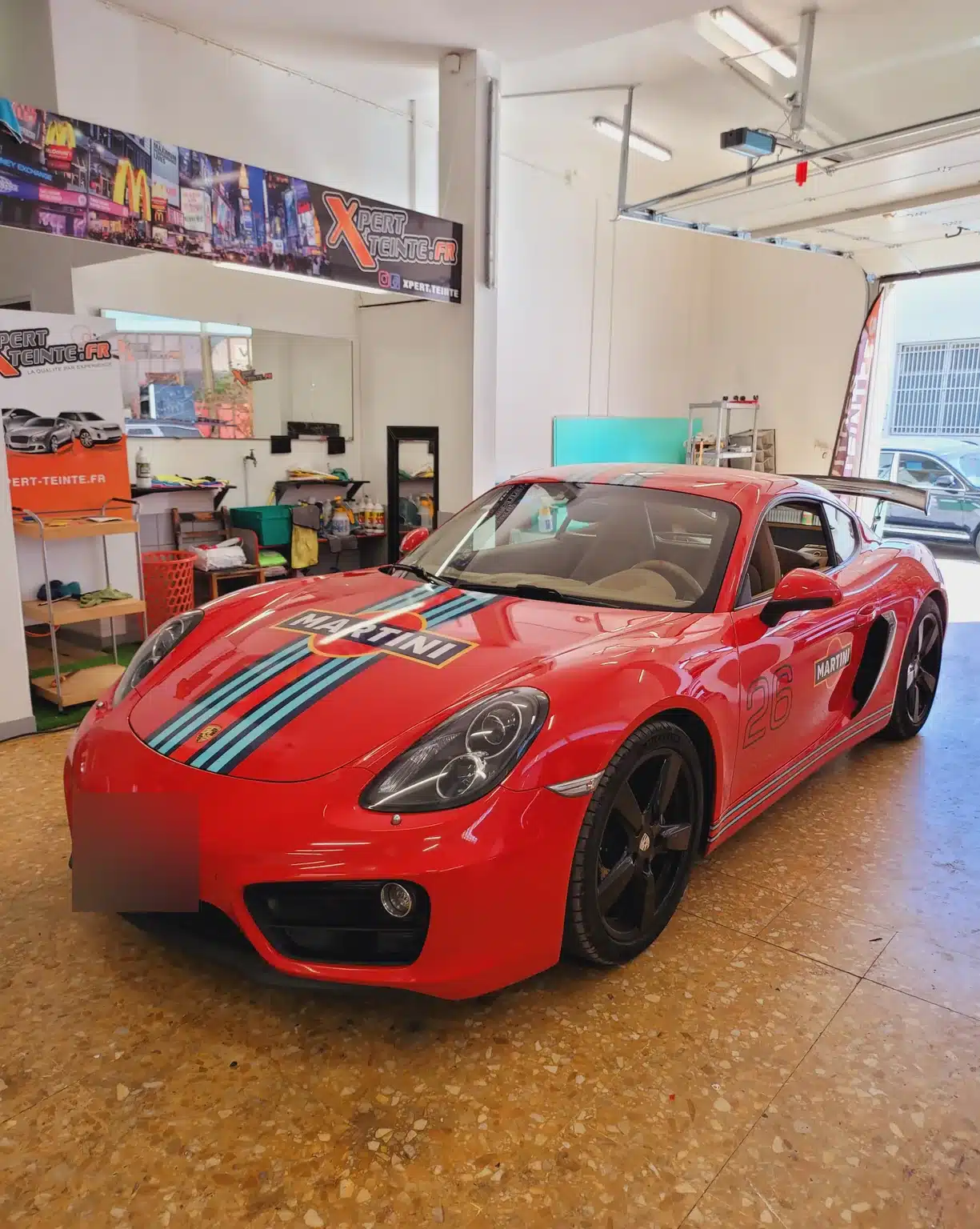 Porsche Cayman à Toulon – vue avant Cayman 981 rouge à décoration Martini, vue avant chez Xpert Teinte à Toulon.