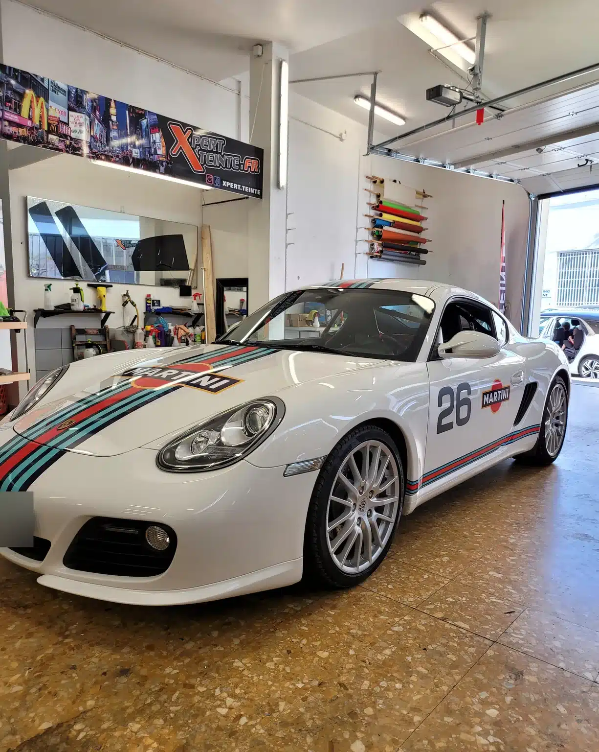Porsche Cayman à Toulon – vue de trois quarts Cayman 987 blanc à décoration Martini, vue de trois quarts chez Xpert Teinte à Toulon.