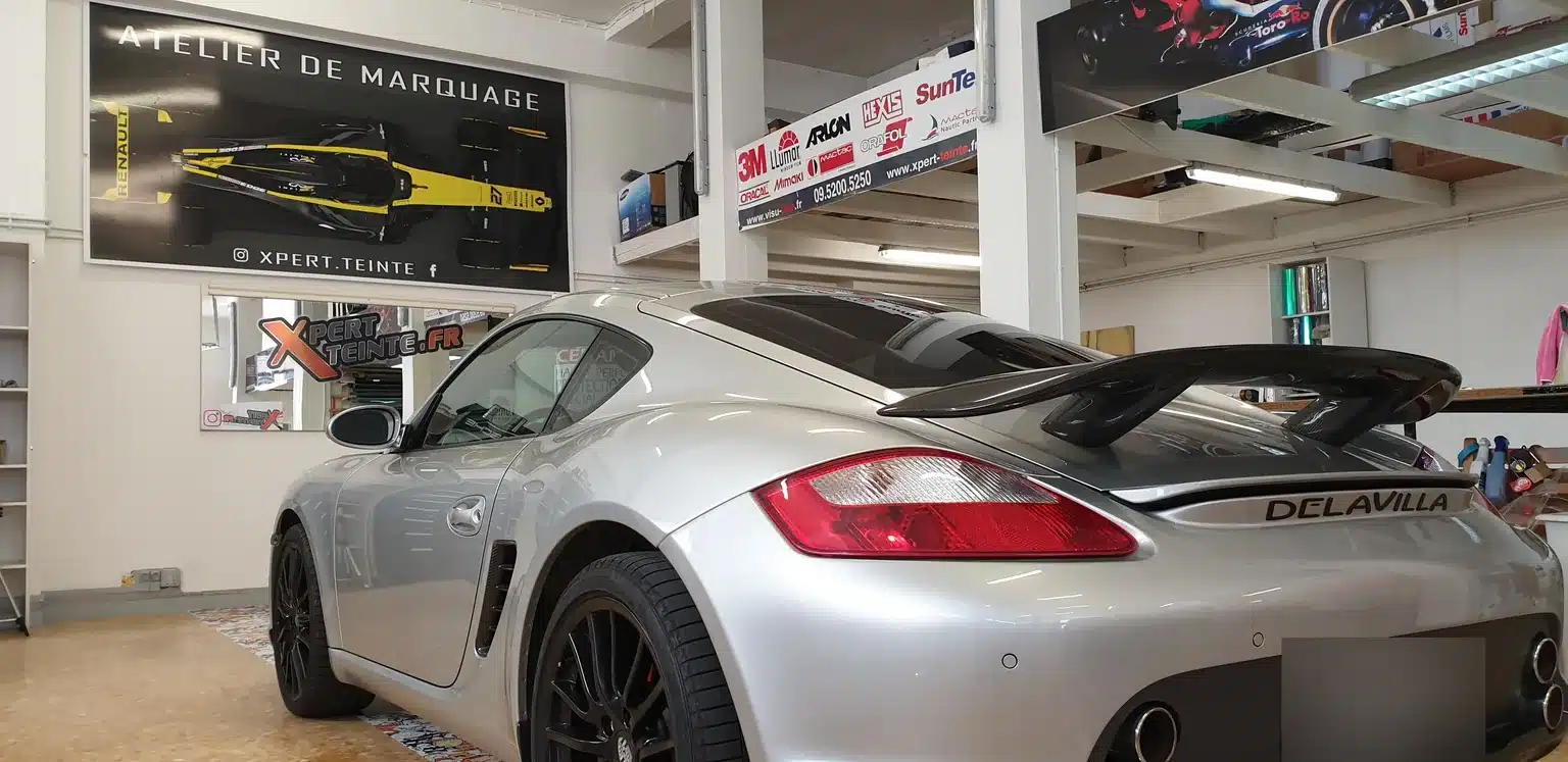 Porsche Cayman à Toulon – vitrage arrière et aileron Cayman 987 argenté personnalisé, vitrage arrière et aileron chez Xpert Teinte à Toulon.