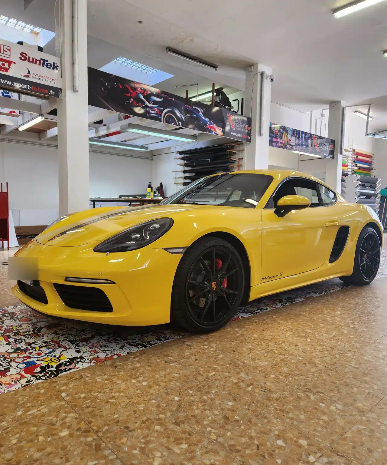 Porsche Cayman à Toulon – vue de trois quarts avant 718 Cayman jaune, vue de trois quarts avant chez Xpert Teinte à Toulon.