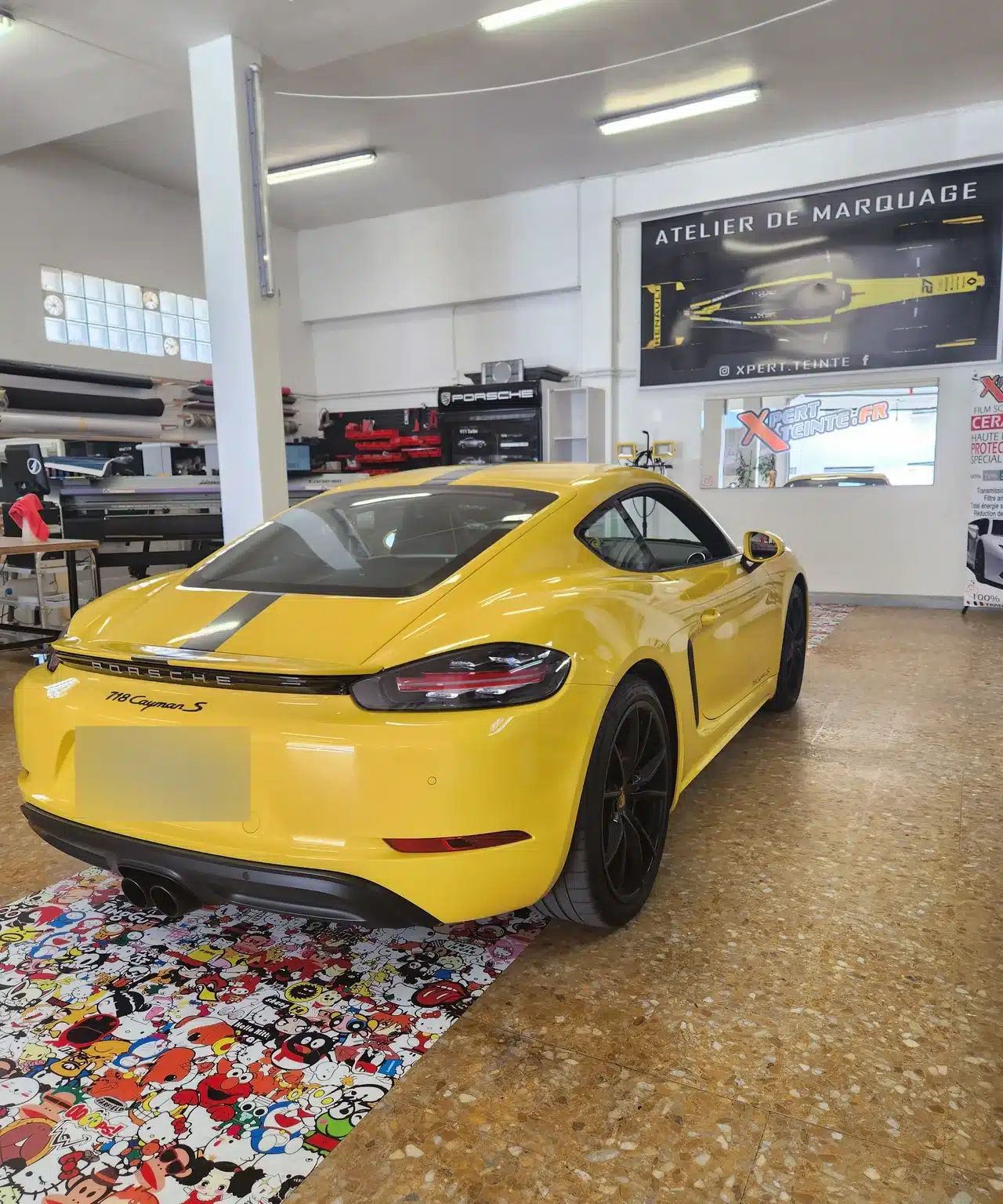 Porsche Cayman à Toulon – vue arrière et lunette 718 Cayman jaune, vue arrière et lunette chez Xpert Teinte à Toulon.