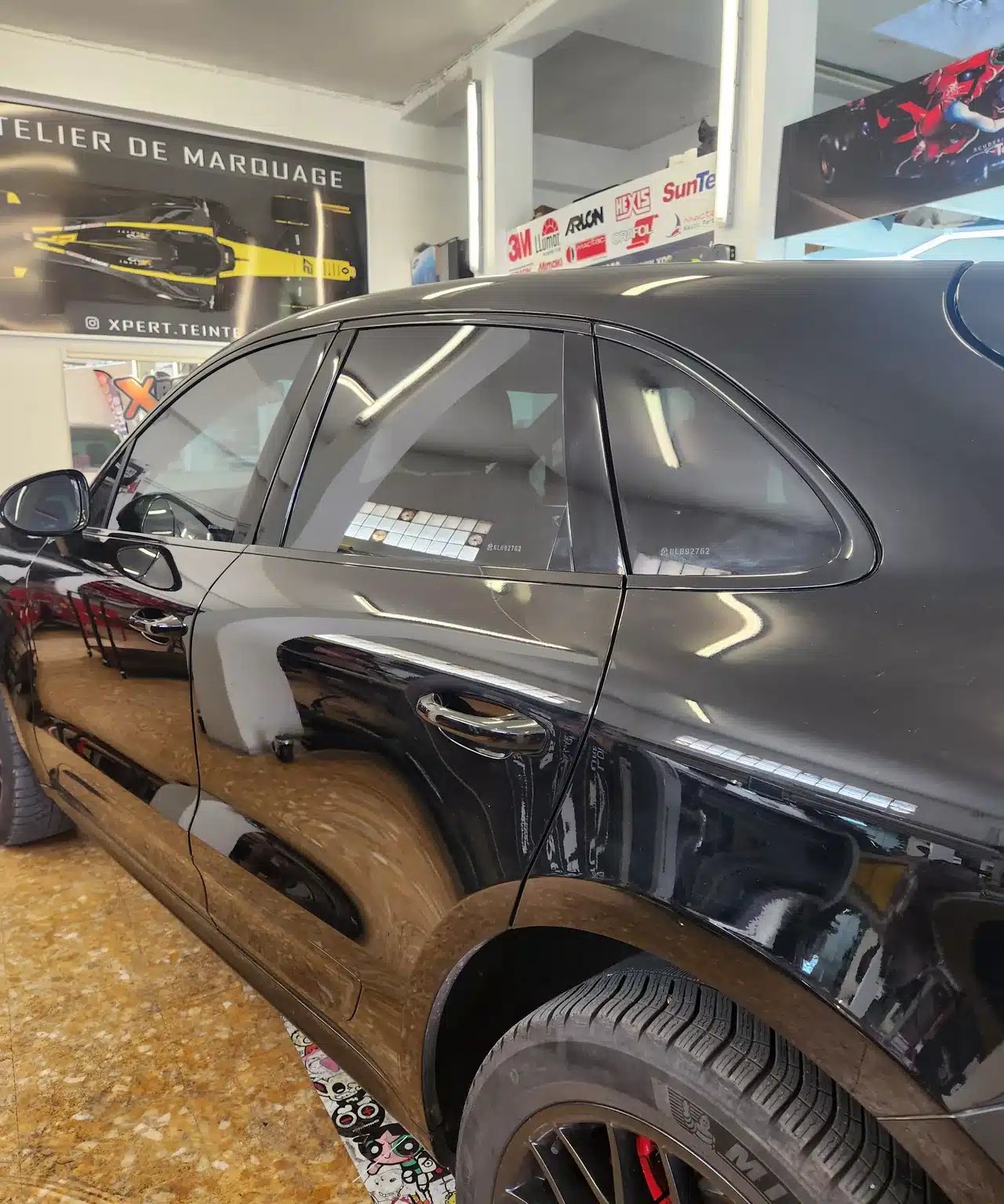 Porsche Macan à Toulon – détail des vitres de porte et de la custode Macan noir, détail des vitres de porte et de la custode chez Xpert Teinte à Toulon.