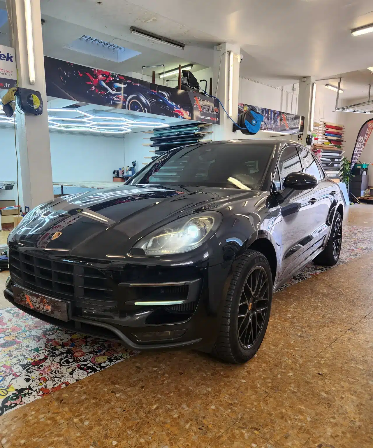 Porsche Macan à Toulon – vue de trois quarts avant à l’atelier Macan noir, vue de trois quarts avant à l’atelier chez Xpert Teinte à Toulon.