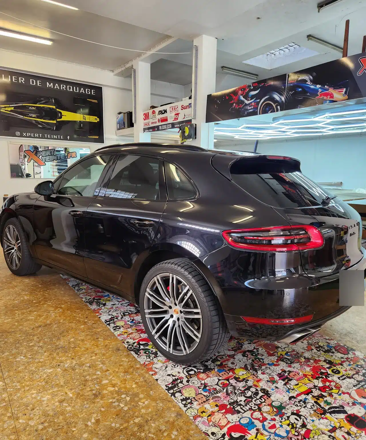 Porsche Macan à Toulon – vue de trois quarts arrière Macan Turbo noir, vue de trois quarts arrière chez Xpert Teinte à Toulon.