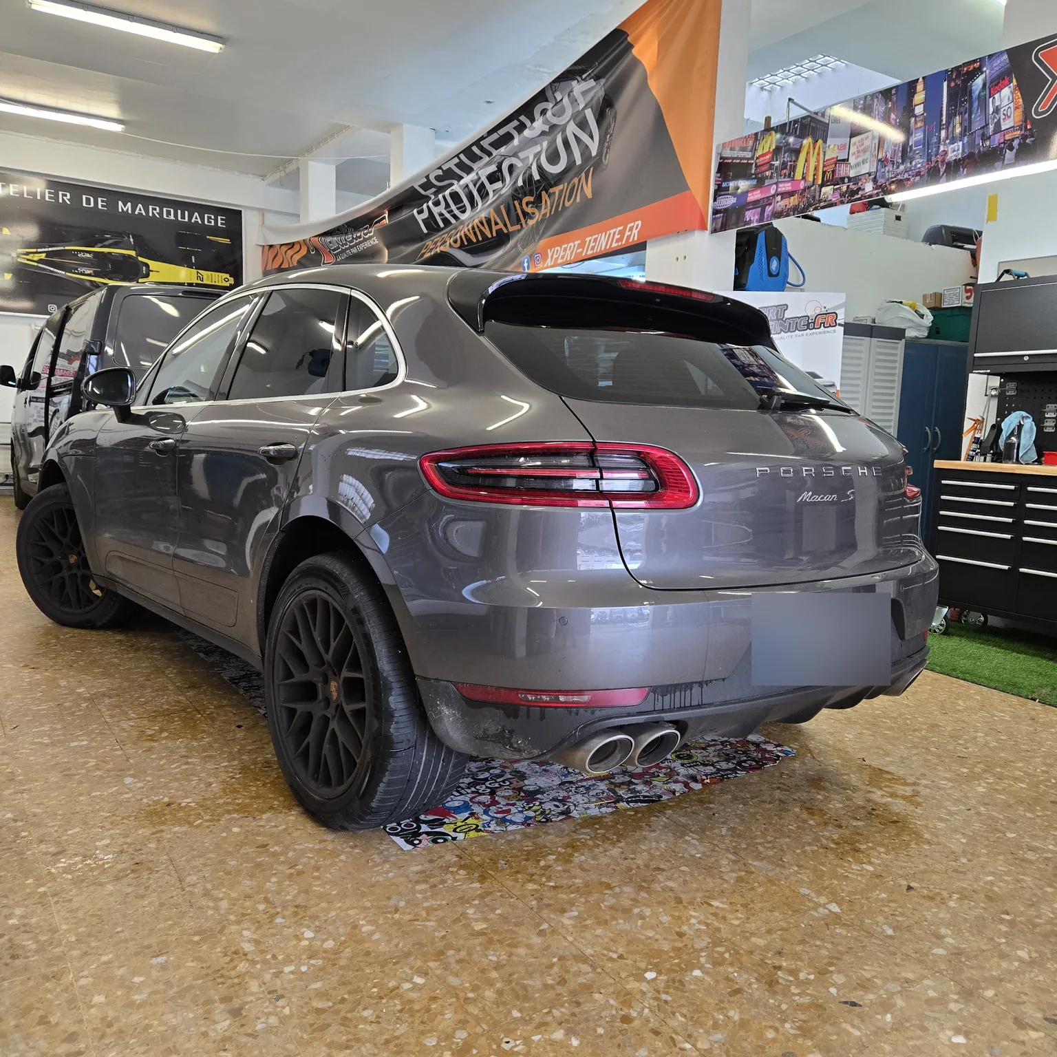 Porsche Macan à Toulon – vue arrière gauche et vitrages Macan S gris, vue arrière gauche et vitrages chez Xpert Teinte à Toulon.
