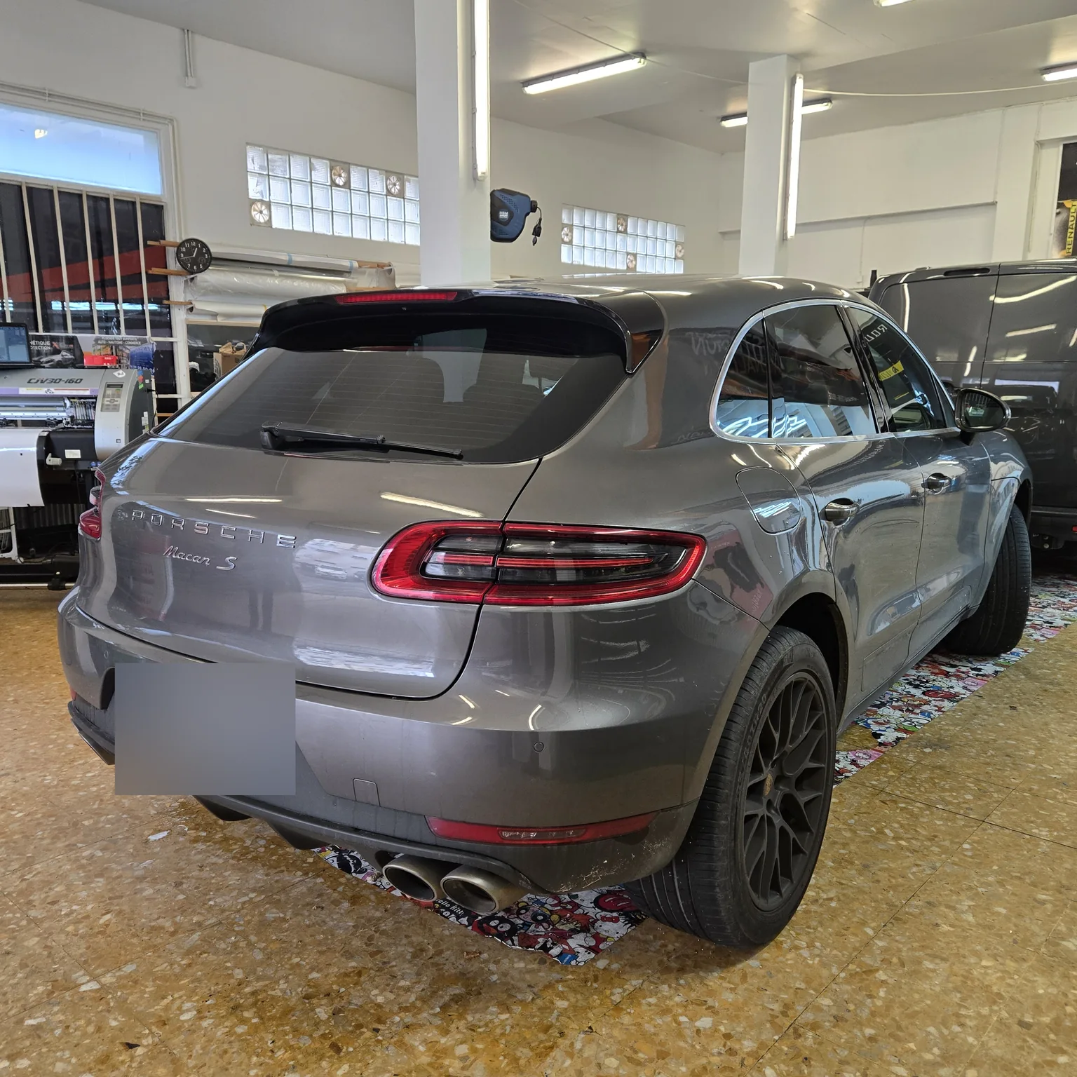 Porsche Macan à Toulon – vue arrière droite et lunette Macan S gris, vue arrière droite et lunette chez Xpert Teinte à Toulon.