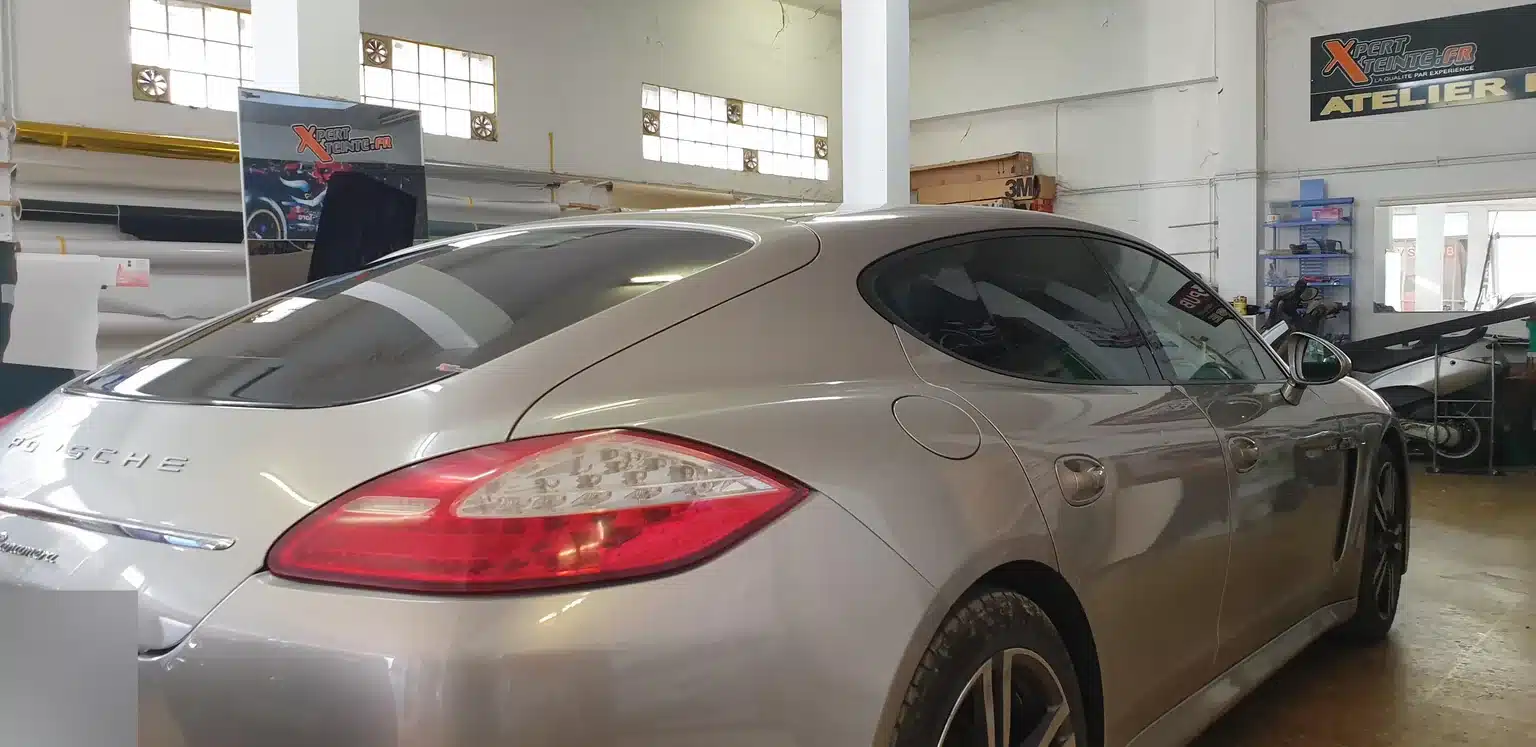 Porsche Panamera à Toulon – vue de trois quarts arrière Panamera 970 argentée, vue de trois quarts arrière chez Xpert Teinte à Toulon.