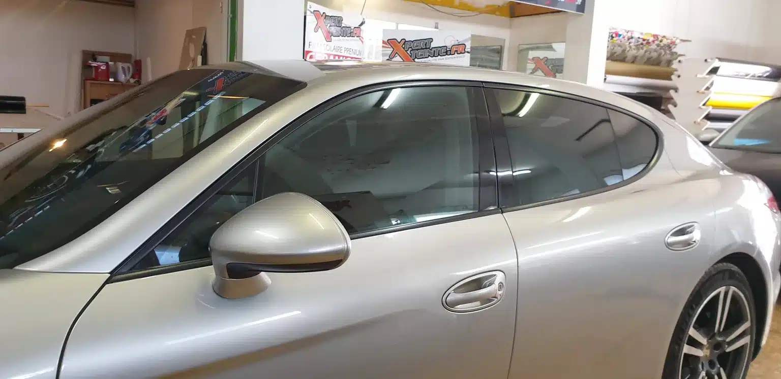 Porsche Panamera à Toulon – détail des vitres latérales Panamera 970 argentée, détail des vitres latérales chez Xpert Teinte à Toulon.