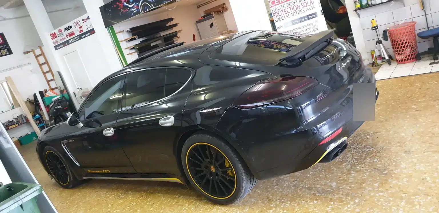 Porsche Panamera à Toulon – profil avec détails jaunes Panamera 970 noire, profil avec détails jaunes chez Xpert Teinte à Toulon.