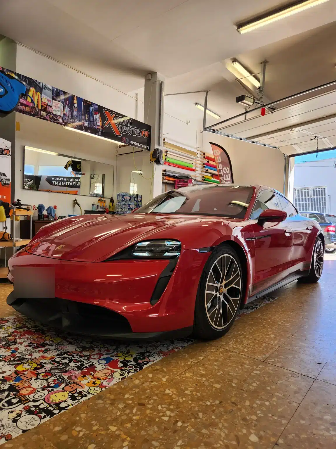 Porsche Taycan à Toulon – vue de trois quarts avant Taycan rouge, vue de trois quarts avant chez Xpert Teinte à Toulon.