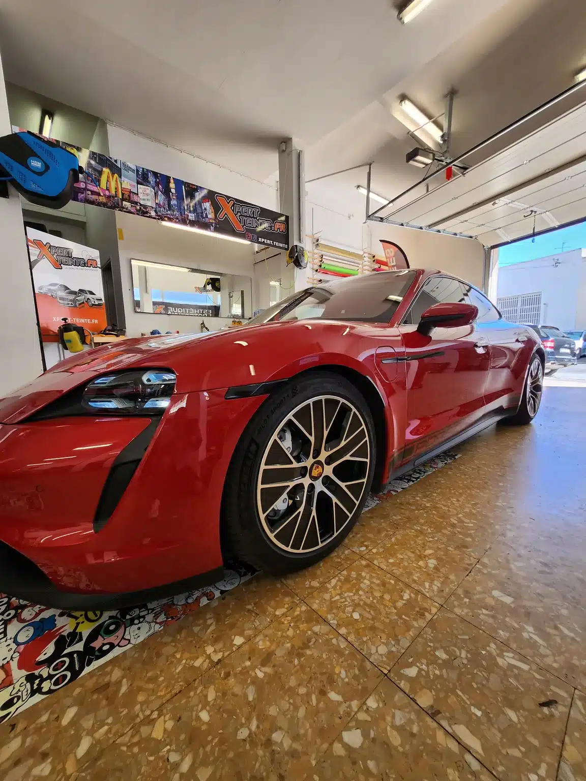 Porsche Taycan à Toulon – détail du profil et des vitres latérales Taycan rouge, détail du profil et des vitres latérales chez Xpert Teinte à Toulon.
