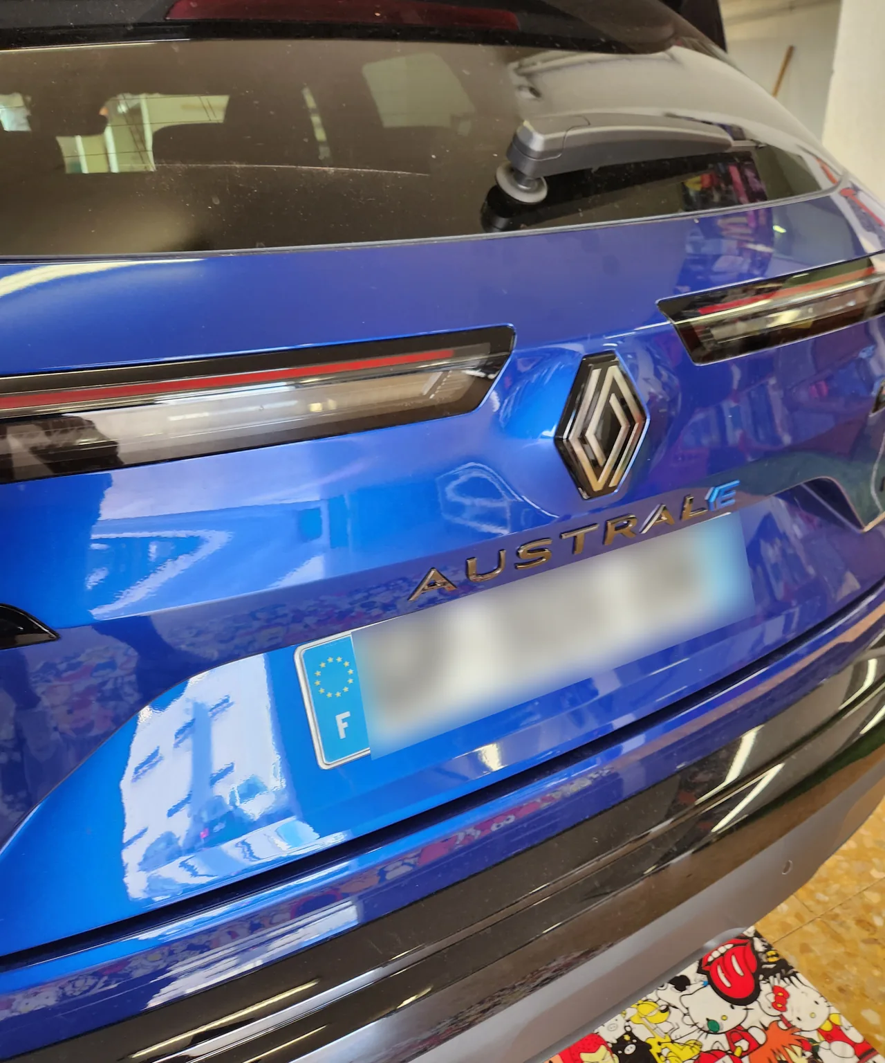 Renault Austral bleu : vue de la lunette arrière et du hayon. Renault Austral bleu : vue de la lunette arrière et du hayon — Xpert Teinte à Toulon.