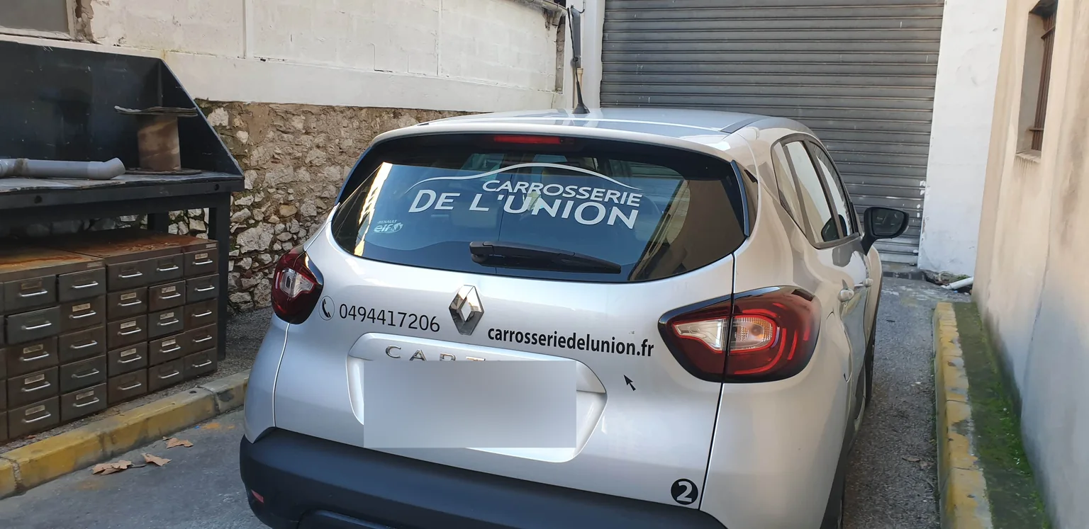 Renault Captur blanc : lunette arrière et vitrages latéraux. Renault Captur blanc : lunette arrière et vitrages latéraux — Xpert Teinte à Toulon.