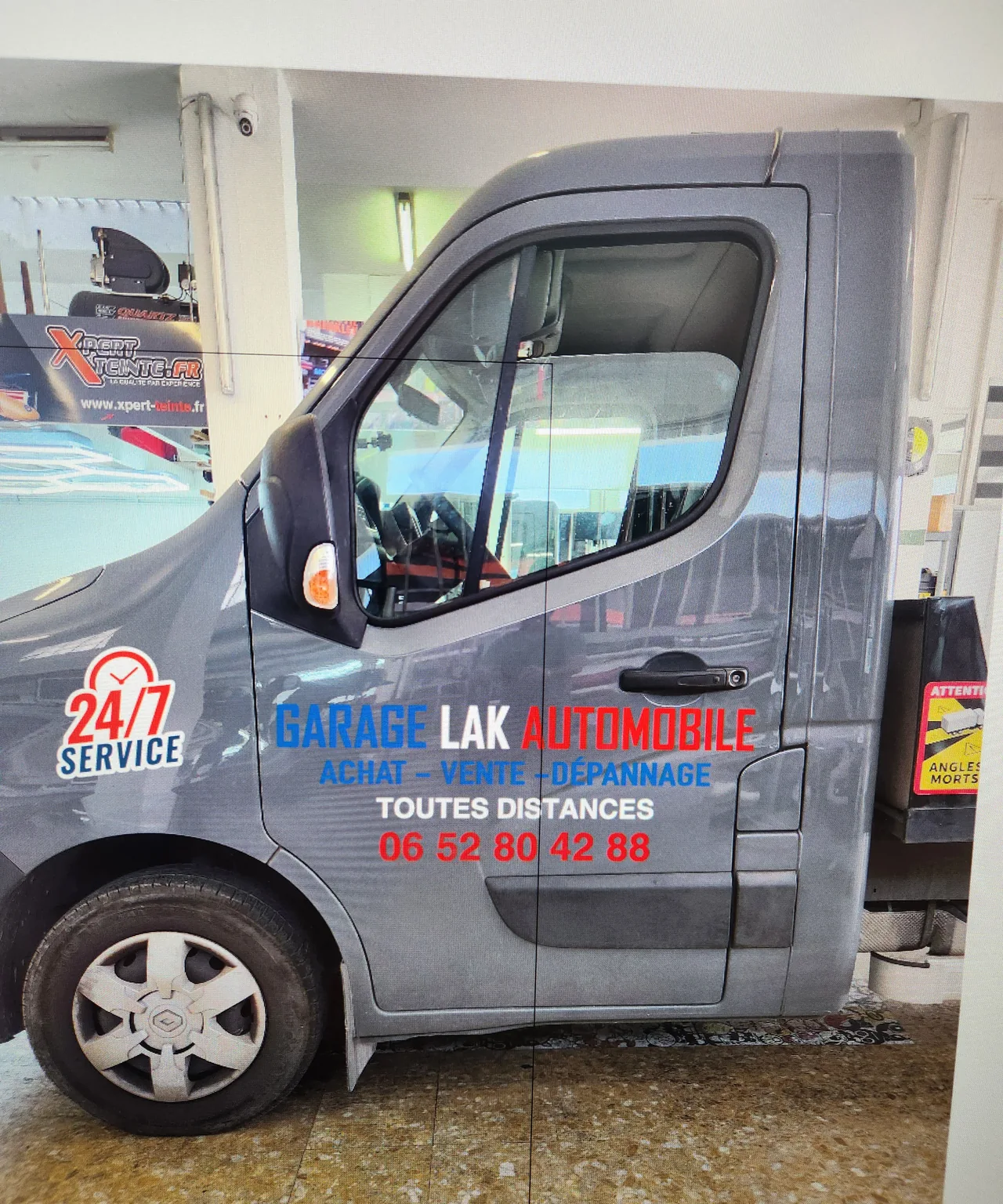 Renault Master gris : détail de la cabine et de la vitre latérale. Renault Master gris : détail de la cabine et de la vitre latérale — Xpert Teinte à Toulon.