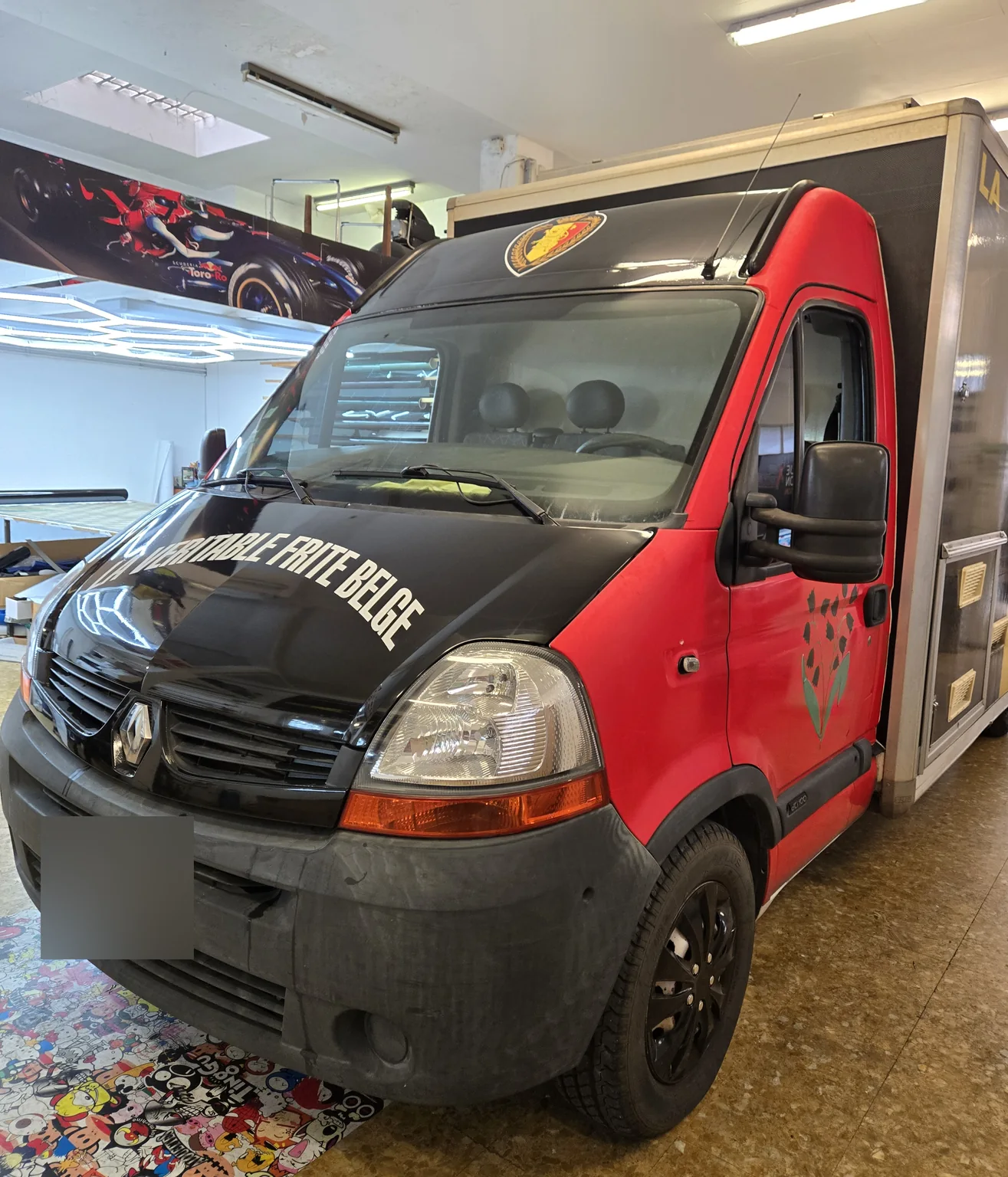 Renault Master rouge et noir : vue avant et vitrages de cabine. Renault Master rouge et noir : vue avant et vitrages de cabine — Xpert Teinte à Toulon.