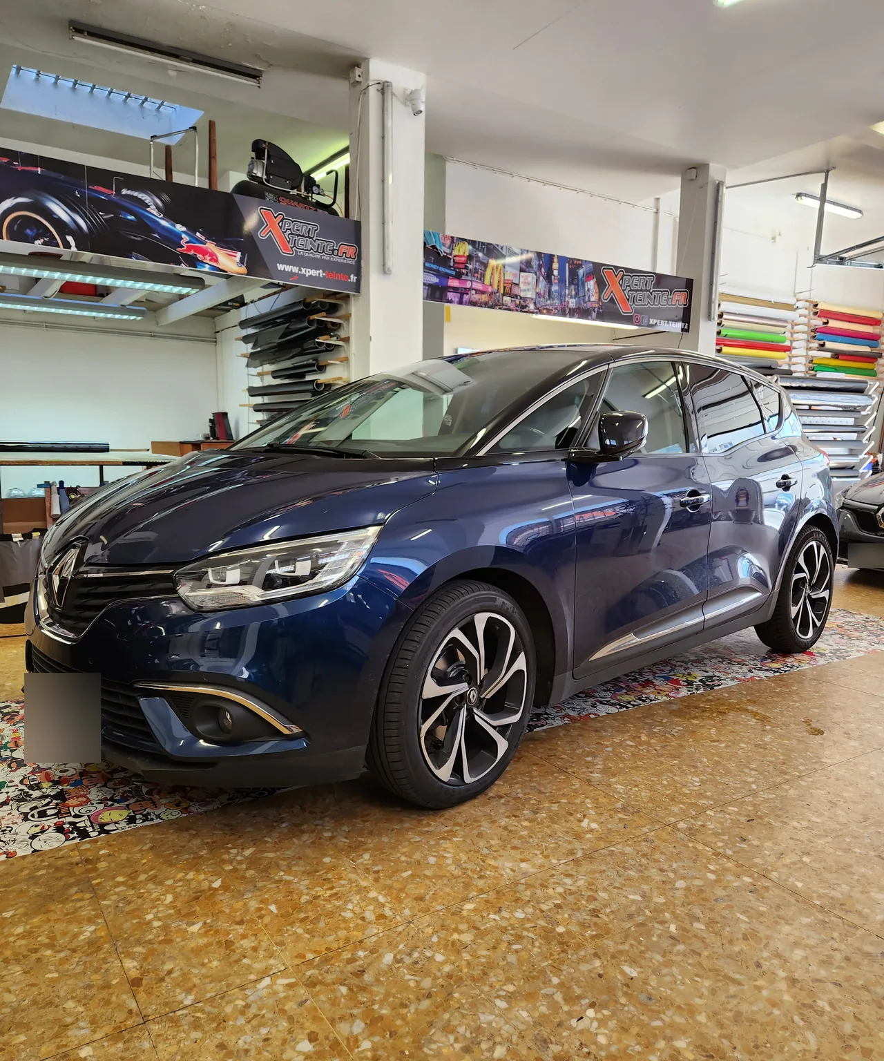 Renault Scénic bleu : vue avant et grandes surfaces vitrées. Renault Scénic bleu : vue avant et grandes surfaces vitrées — Xpert Teinte à Toulon.