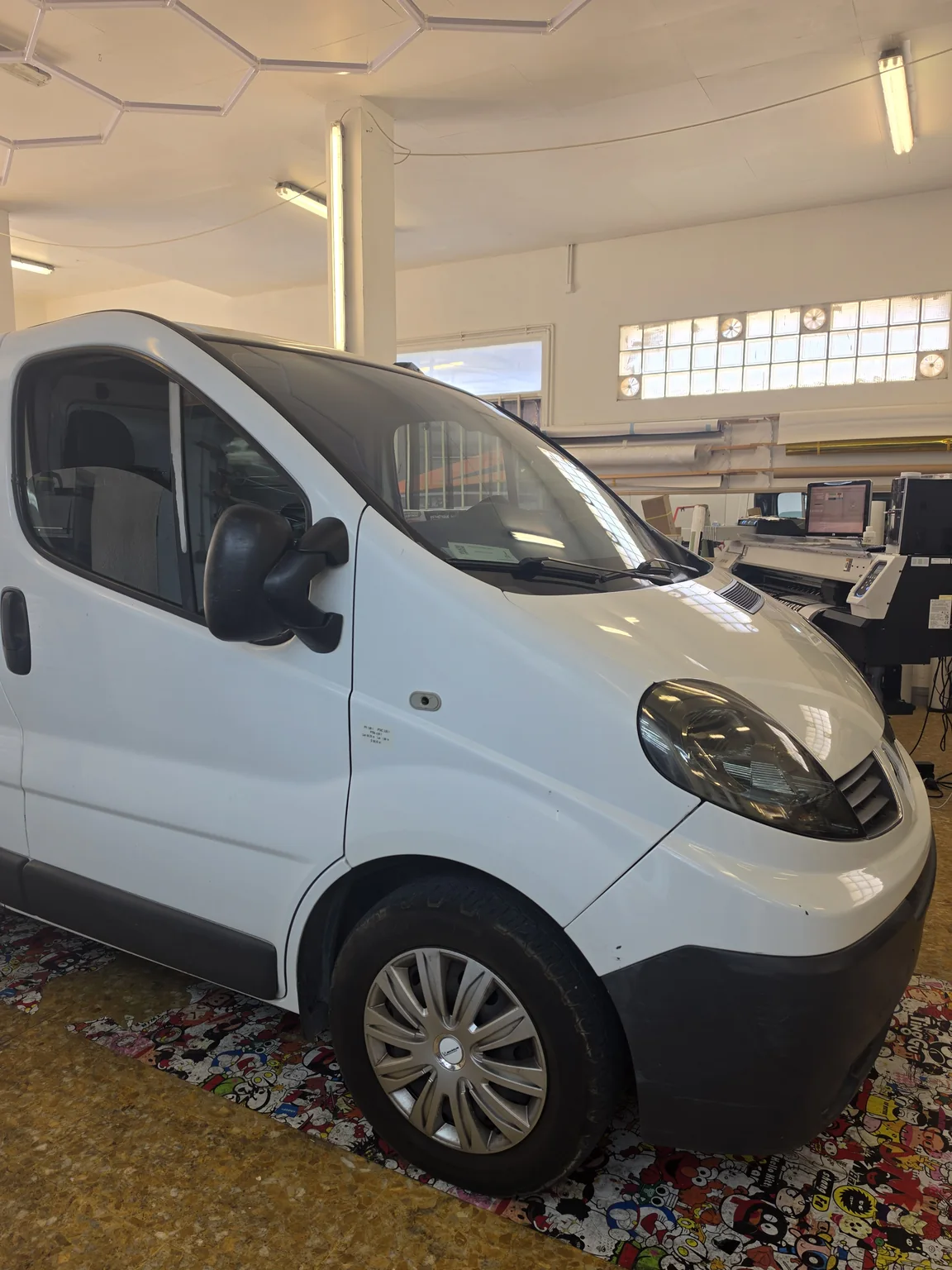 Renault Trafic blanc : vue avant et vitre de cabine. Renault Trafic blanc : vue avant et vitre de cabine — Xpert Teinte à Toulon.