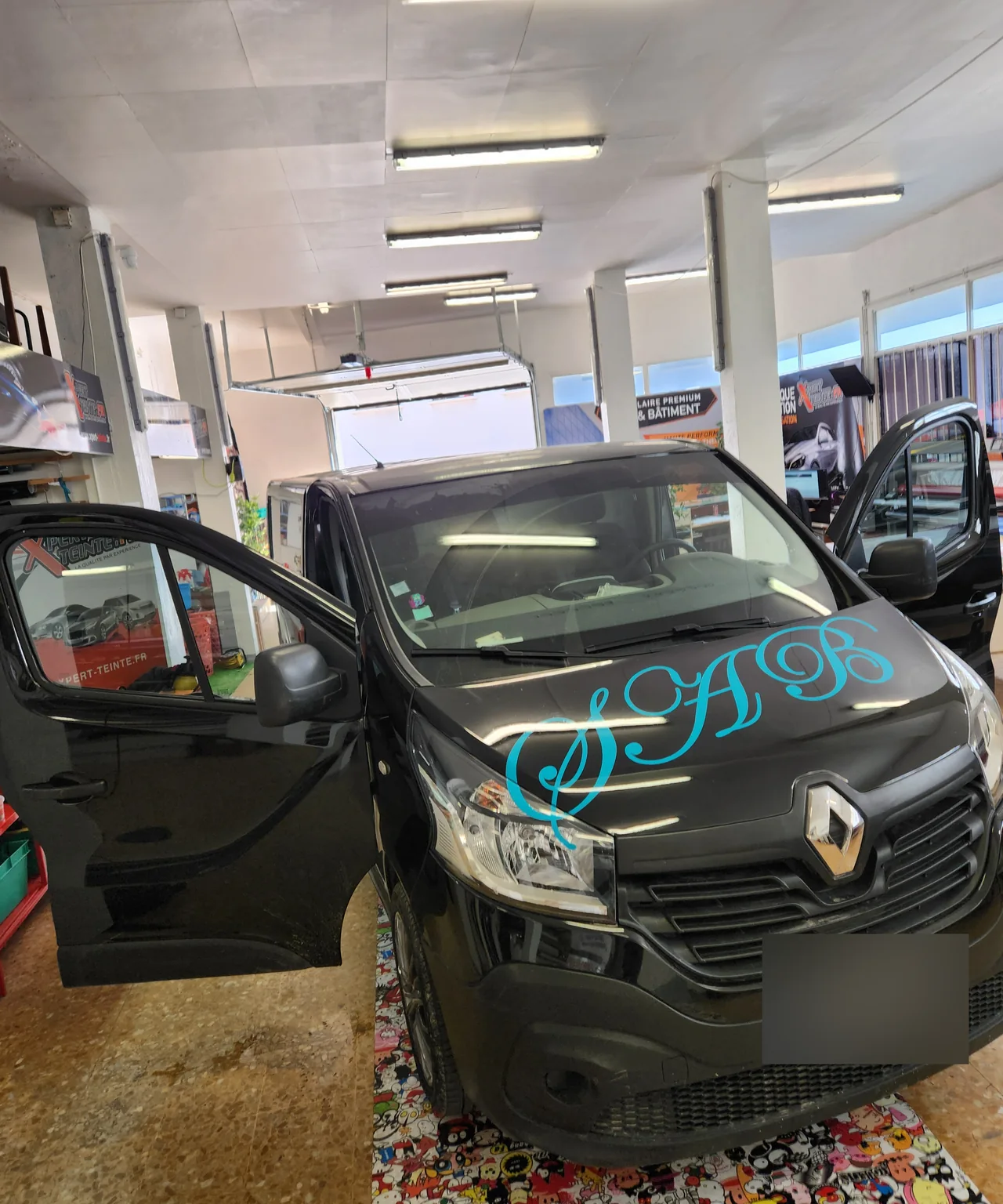 Renault Trafic noir : vitrages de cabine et portes avant ouvertes. Renault Trafic noir : vitrages de cabine et portes avant ouvertes — Xpert Teinte à Toulon.