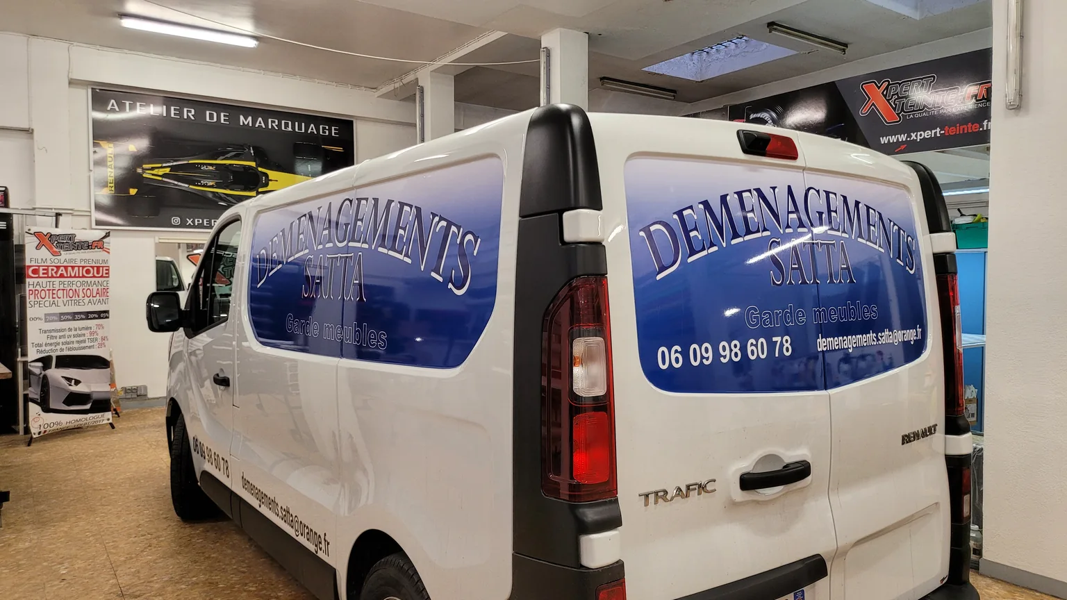 Renault Trafic blanc : vue arrière du fourgon. Renault Trafic blanc : vue arrière du fourgon — Xpert Teinte à Toulon.