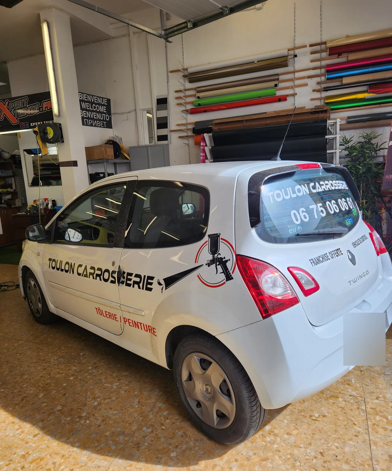 Renault Twingo 2 blanche : profil et vitrages arrière. Renault Twingo 2 blanche : profil et vitrages arrière — Xpert Teinte à Toulon.