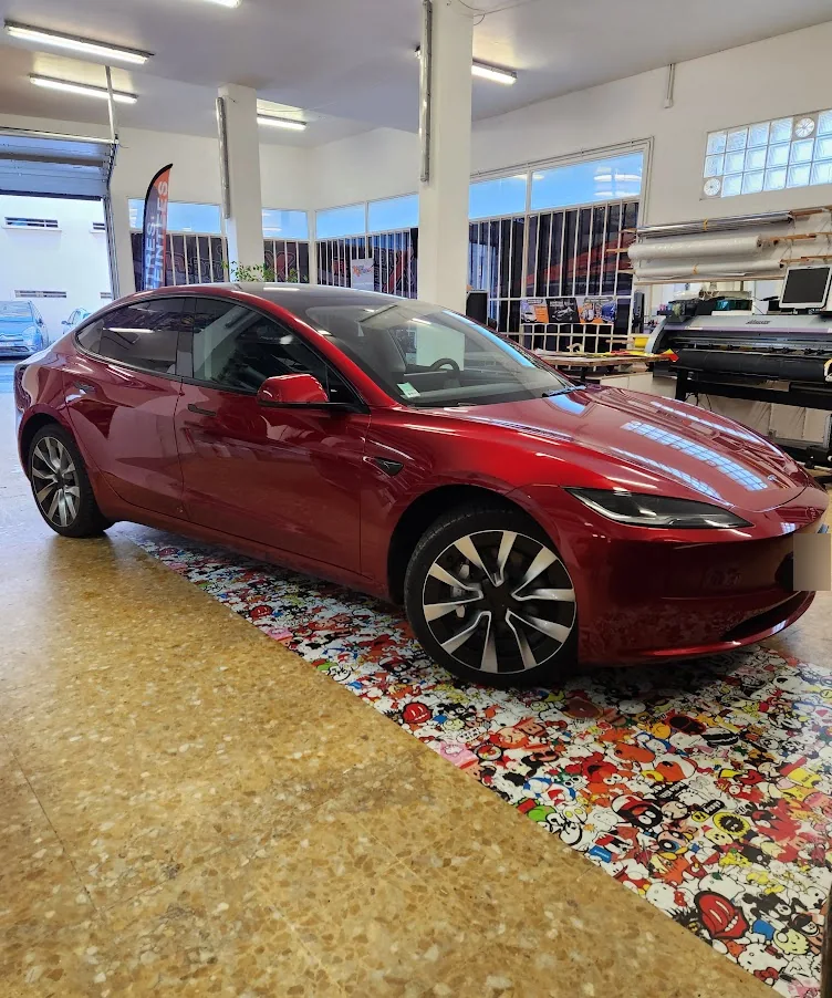 Tesla Model 3 Highland rouge, vue avant dans l’atelier — Xpert Teinte à Toulon.