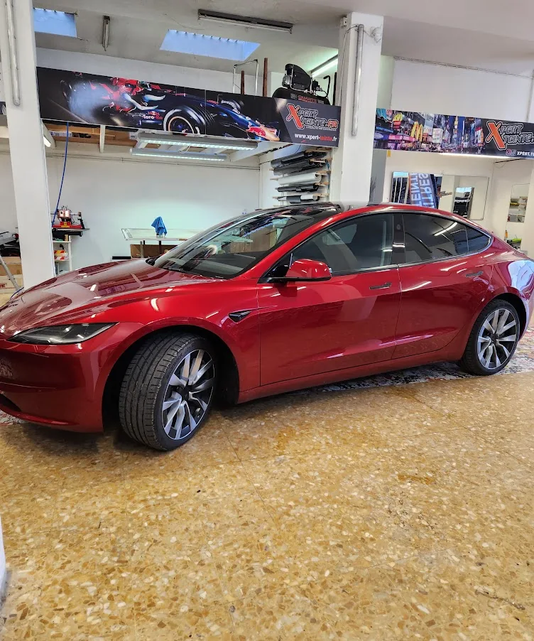 Profil de la Tesla Model 3 Highland rouge et de ses vitres latérales. Profil de la Tesla Model 3 Highland rouge et de ses vitres latérales — Xpert Teinte à Toulon.