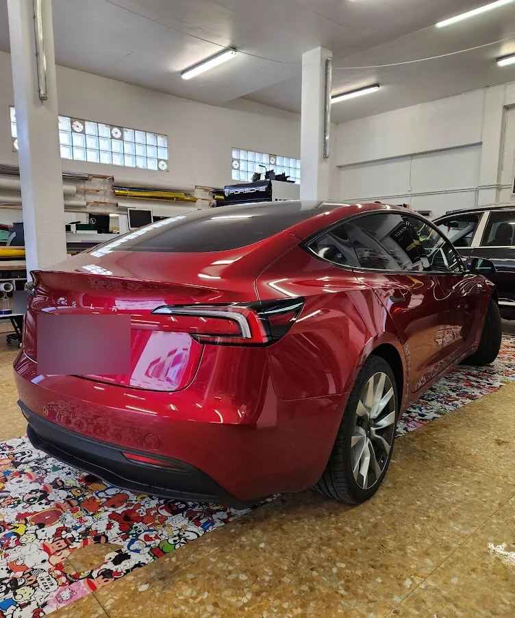 Vitrages arrière de la Tesla Model 3 Highland rouge à l’atelier. Vitrages arrière de la Tesla Model 3 Highland rouge à l’atelier — Xpert Teinte à Toulon.