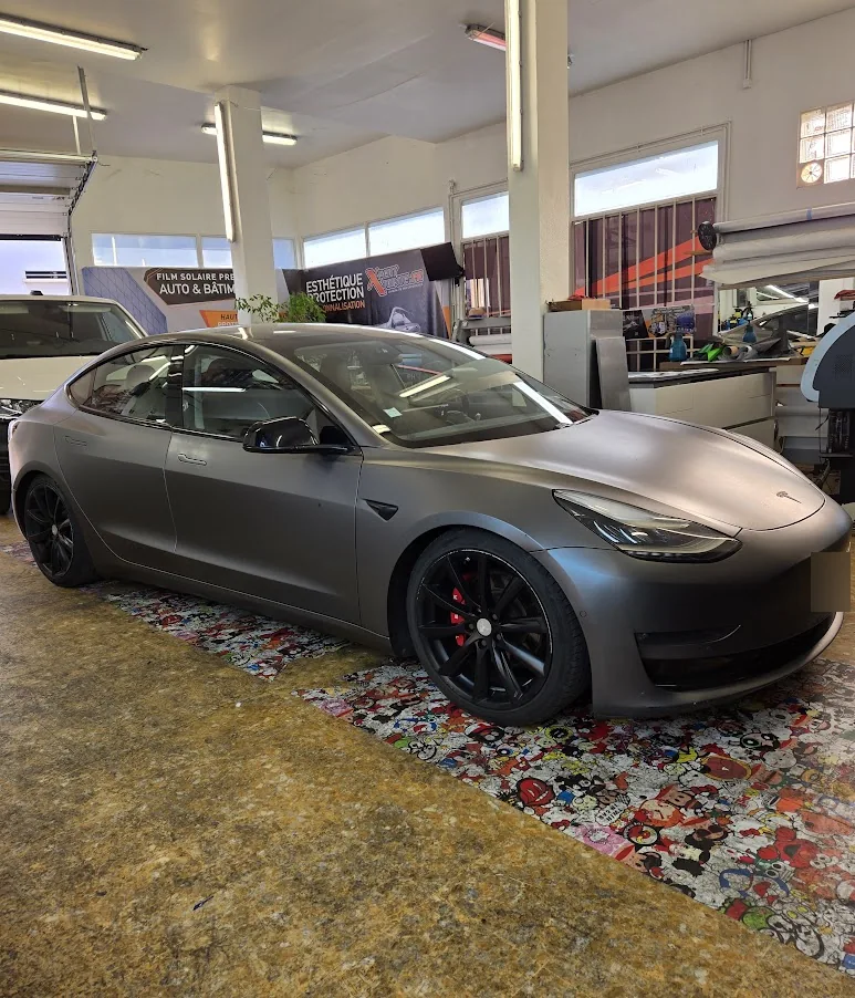 Tesla Model 3 grise présentée dans l’atelier à Toulon. Tesla Model 3 grise présentée dans l’atelier à Toulon — Xpert Teinte à Toulon.