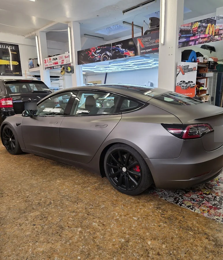 Profil et vitrages de la Tesla Model 3 grise. Profil et vitrages de la Tesla Model 3 grise — Xpert Teinte à Toulon.