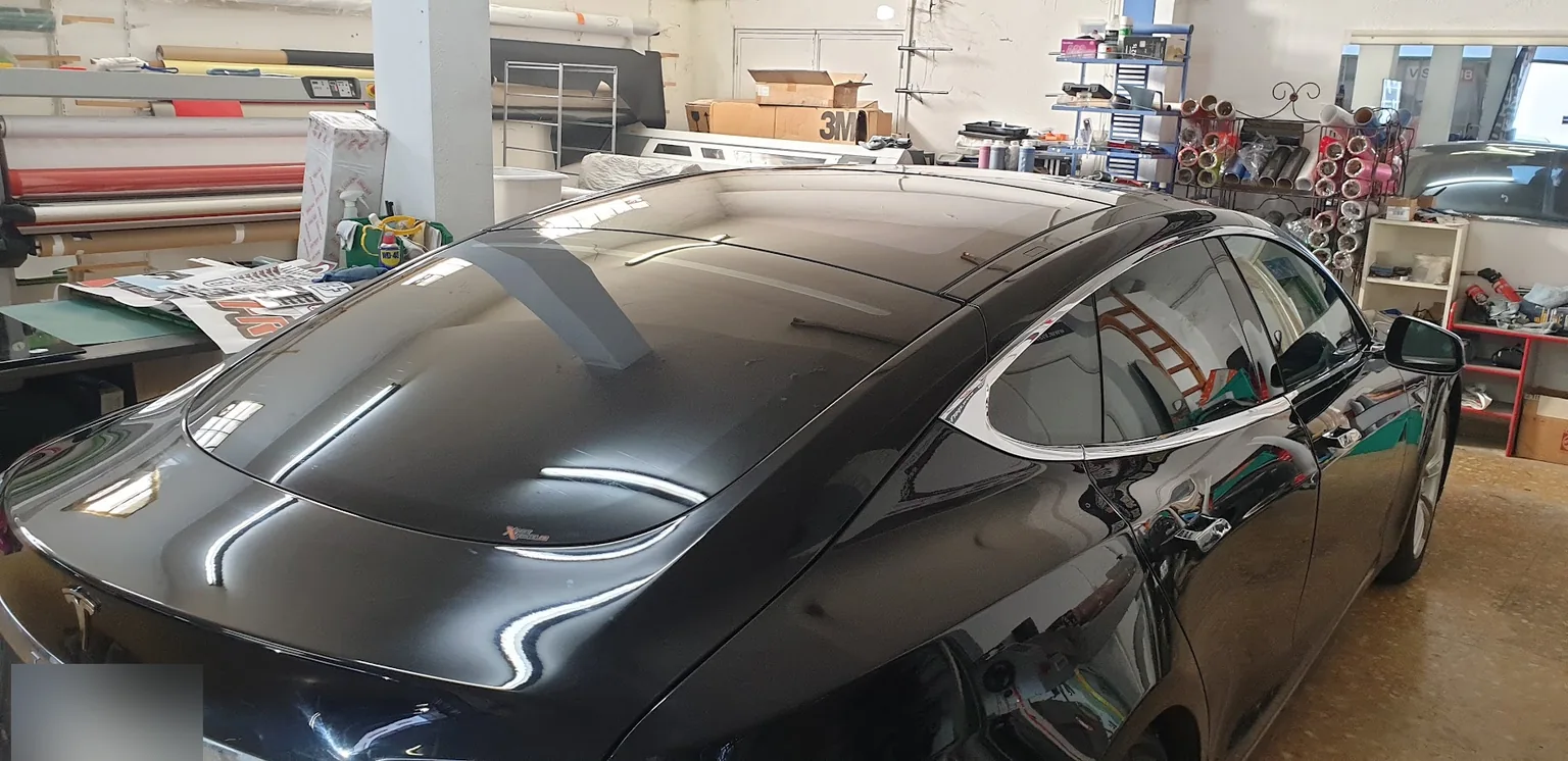 Lunette et pavillon de la Tesla Model S noire à l’atelier. Lunette et pavillon de la Tesla Model S noire à l’atelier — Xpert Teinte à Toulon.