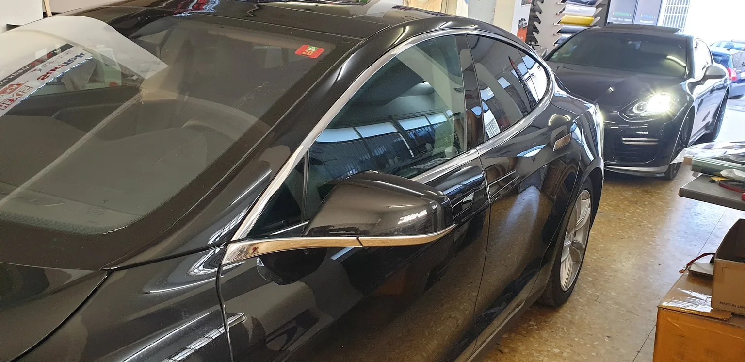 Détail des vitrages latéraux de la Tesla Model S noire. Détail des vitrages latéraux de la Tesla Model S noire — Xpert Teinte à Toulon.