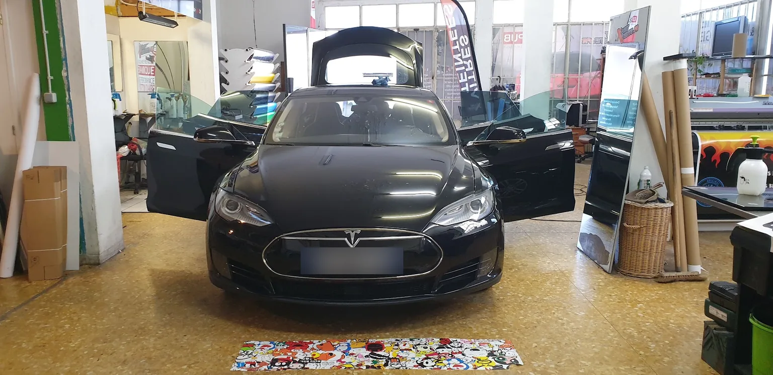 Tesla Model S noire, vue de face dans l’atelier. Tesla Model S noire, vue de face dans l’atelier — Xpert Teinte à Toulon.