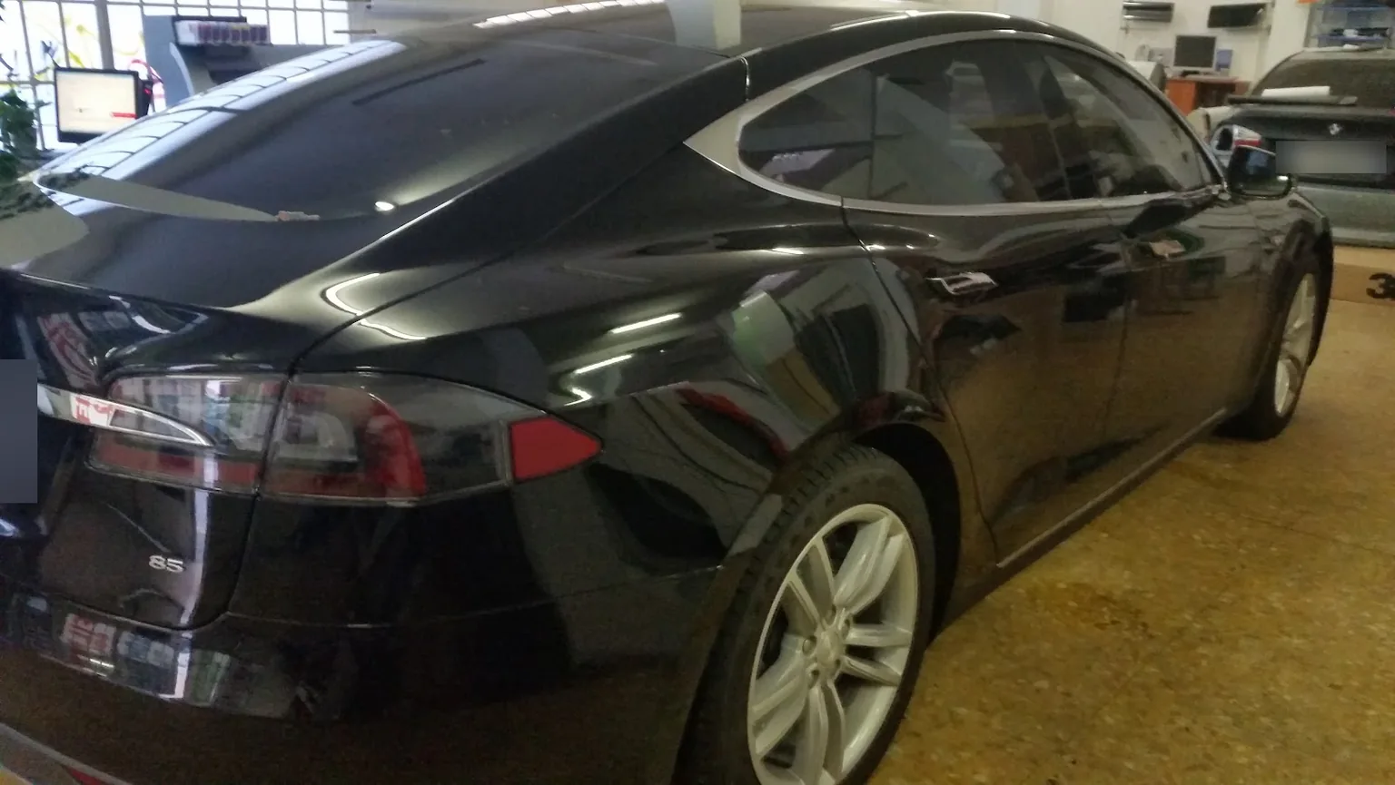 Tesla Model S noire, vue du hayon et des vitres arrière. Tesla Model S noire, vue du hayon et des vitres arrière — Xpert Teinte à Toulon.