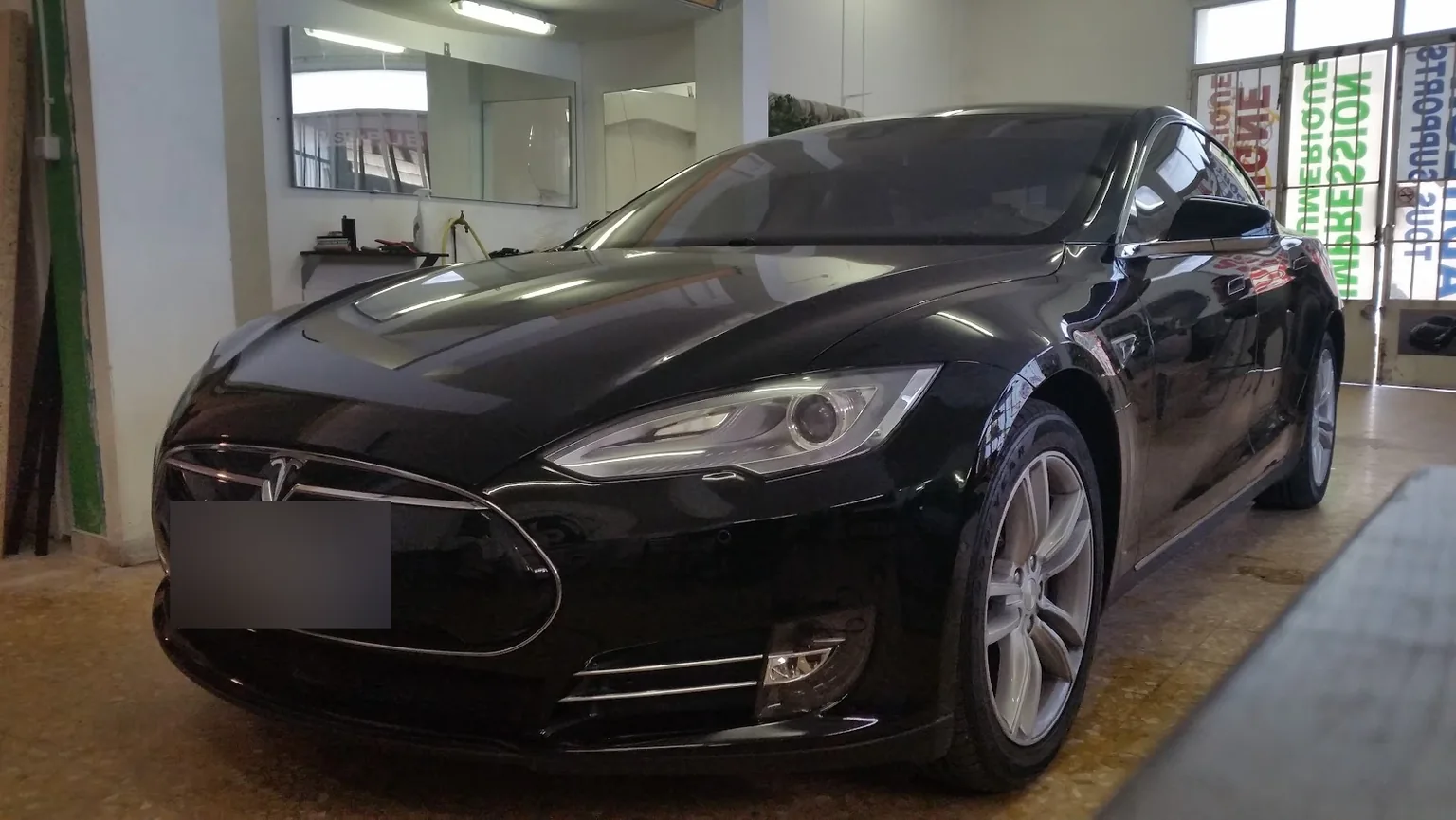 Tesla Model S de première phase, vue avant à l’atelier — Xpert Teinte à Toulon.