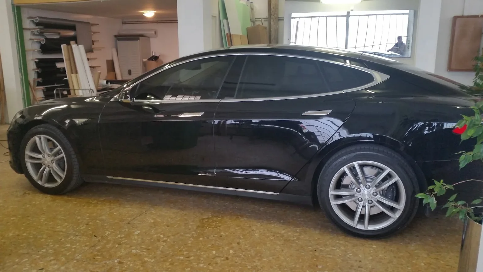 Profil complet de la Tesla Model S et de ses vitrages. Profil complet de la Tesla Model S et de ses vitrages — Xpert Teinte à Toulon.