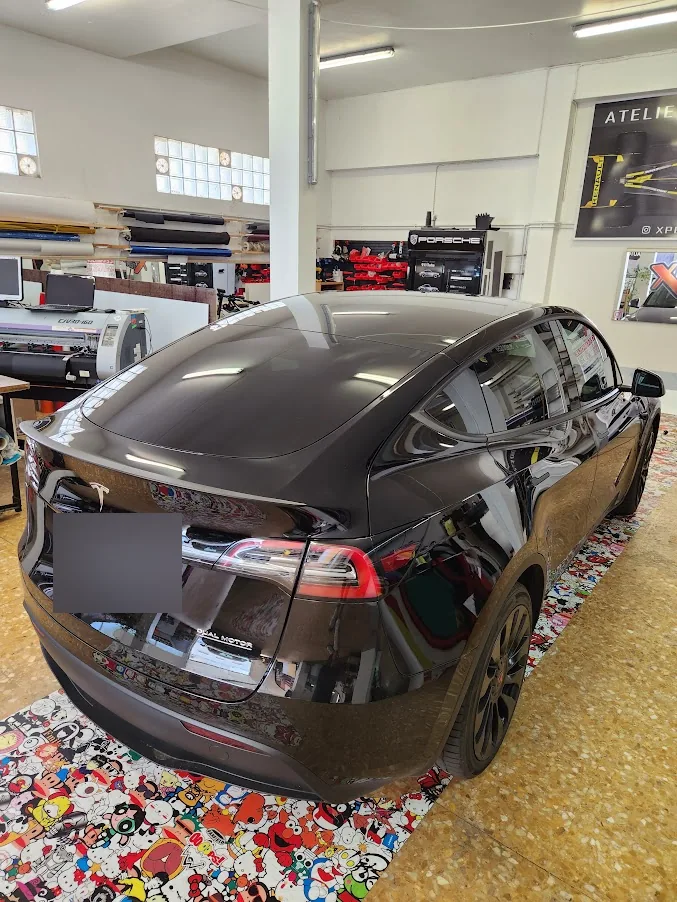 Tesla Model X noire, vue arrière et pavillon vitré. Tesla Model X noire, vue arrière et pavillon vitré — Xpert Teinte à Toulon.