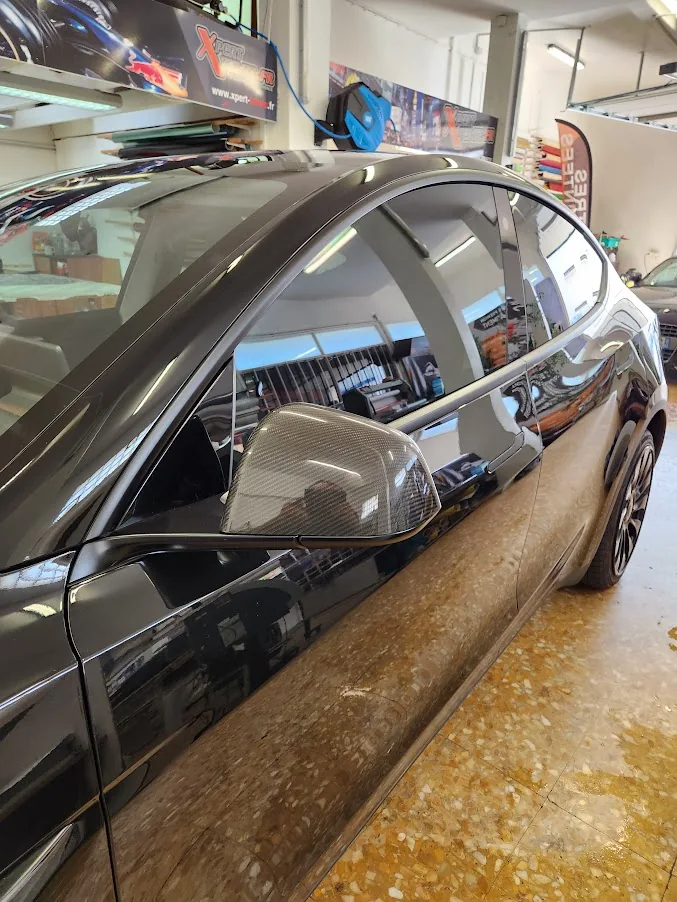 Détail du pare-brise panoramique et des vitres de la Tesla Model X. Détail du pare-brise panoramique et des vitres de la Tesla Model X — Xpert Teinte à Toulon.
