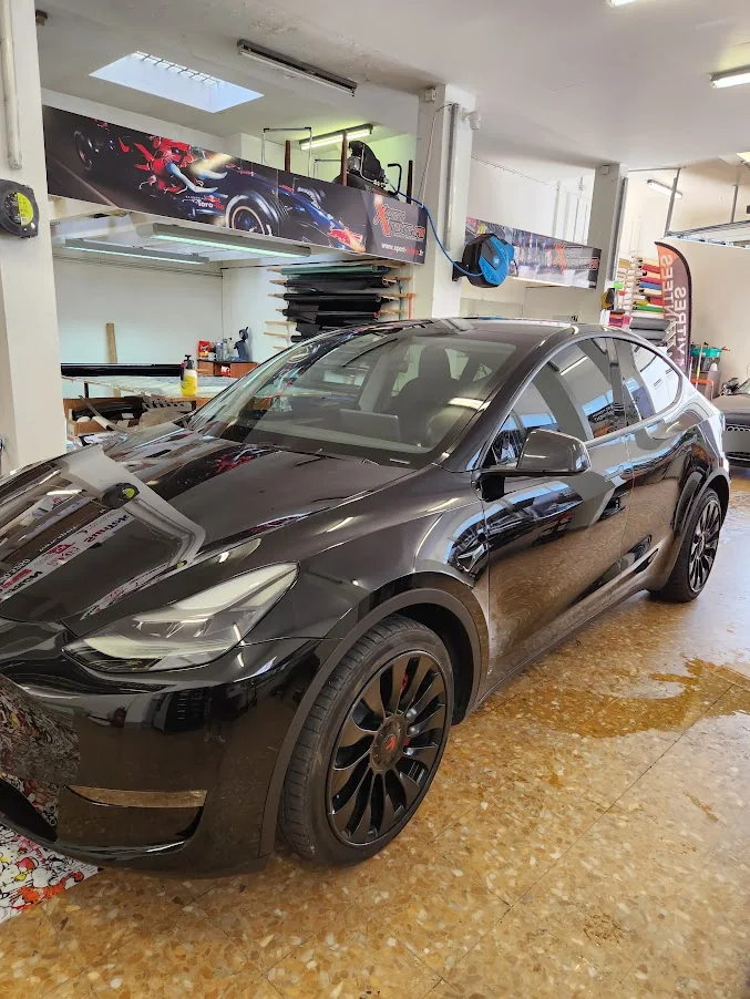 Vitres latérales de la Tesla Model X noire dans l’atelier — Xpert Teinte à Toulon.