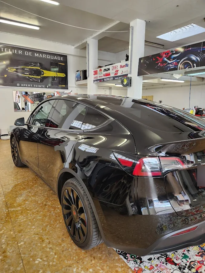 Tesla Model X noire, lunette du hayon et vitrage latéral arrière. Tesla Model X noire, lunette du hayon et vitrage latéral arrière — Xpert Teinte à Toulon.
